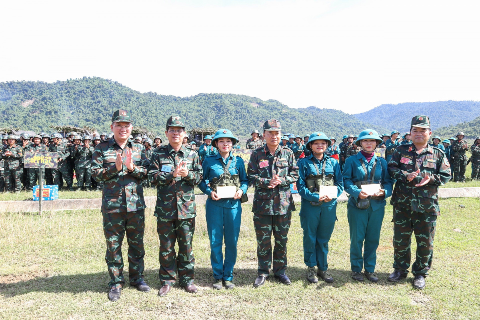 Lãnh đạo tỉnh Khánh Hòa và lãnh đạo Bộ Tư lệnh Quân khu 5 khen thưởng 3 nữ dân quân tự vệ