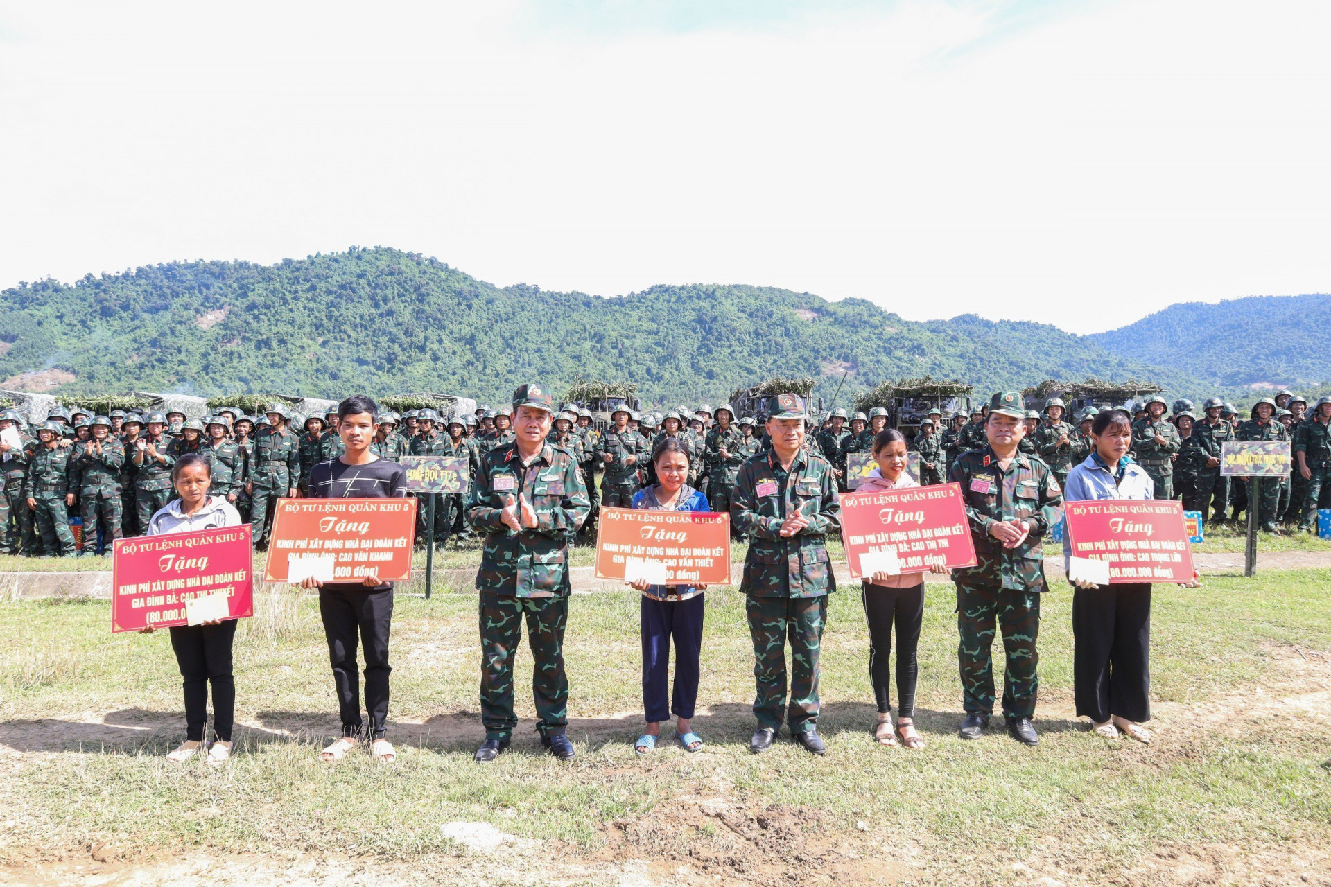 Bộ Tư lệnh Quân khu trao tặng 5 ngôi nhàcho các hộ có hoàn cảnh khó khăn trên địa bàn huyện Khánh Vĩnh.