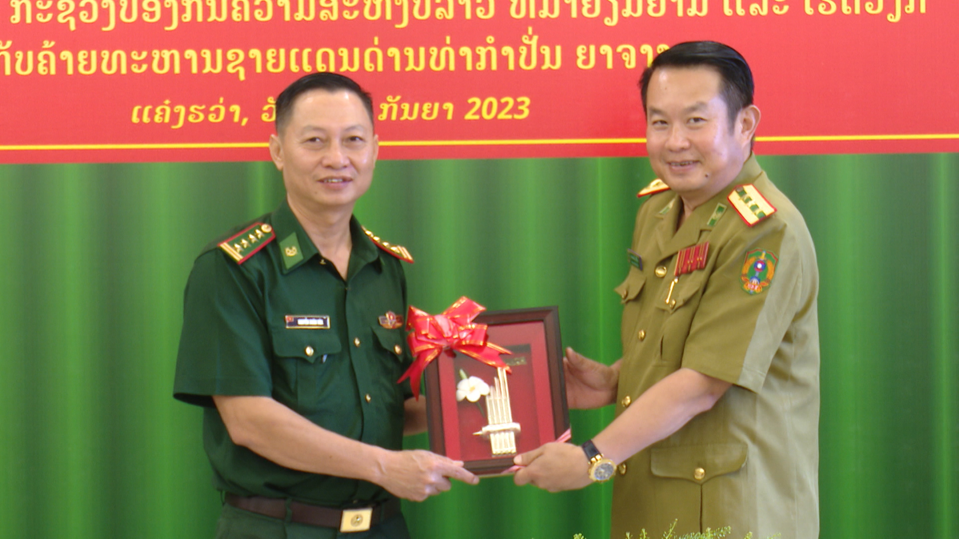 Đại tá Nguyễn Doãn Hòa và Đại tá Sải-xạ-minh Si-vi-lay tặng quà lưu niệm. 