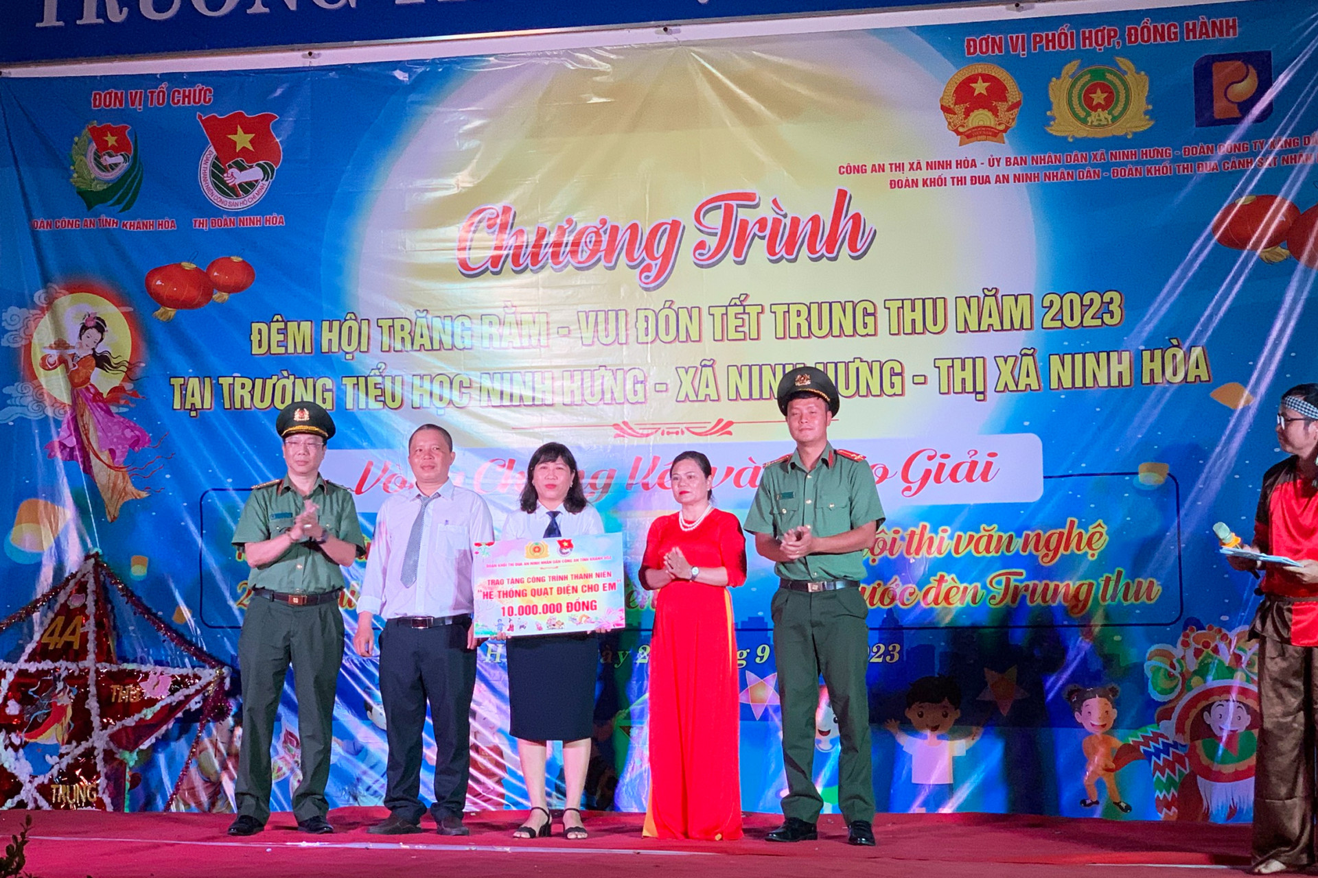 Các đơn vị trao tặng các công trình cho Trường Tiểu học Ninh Hưng.