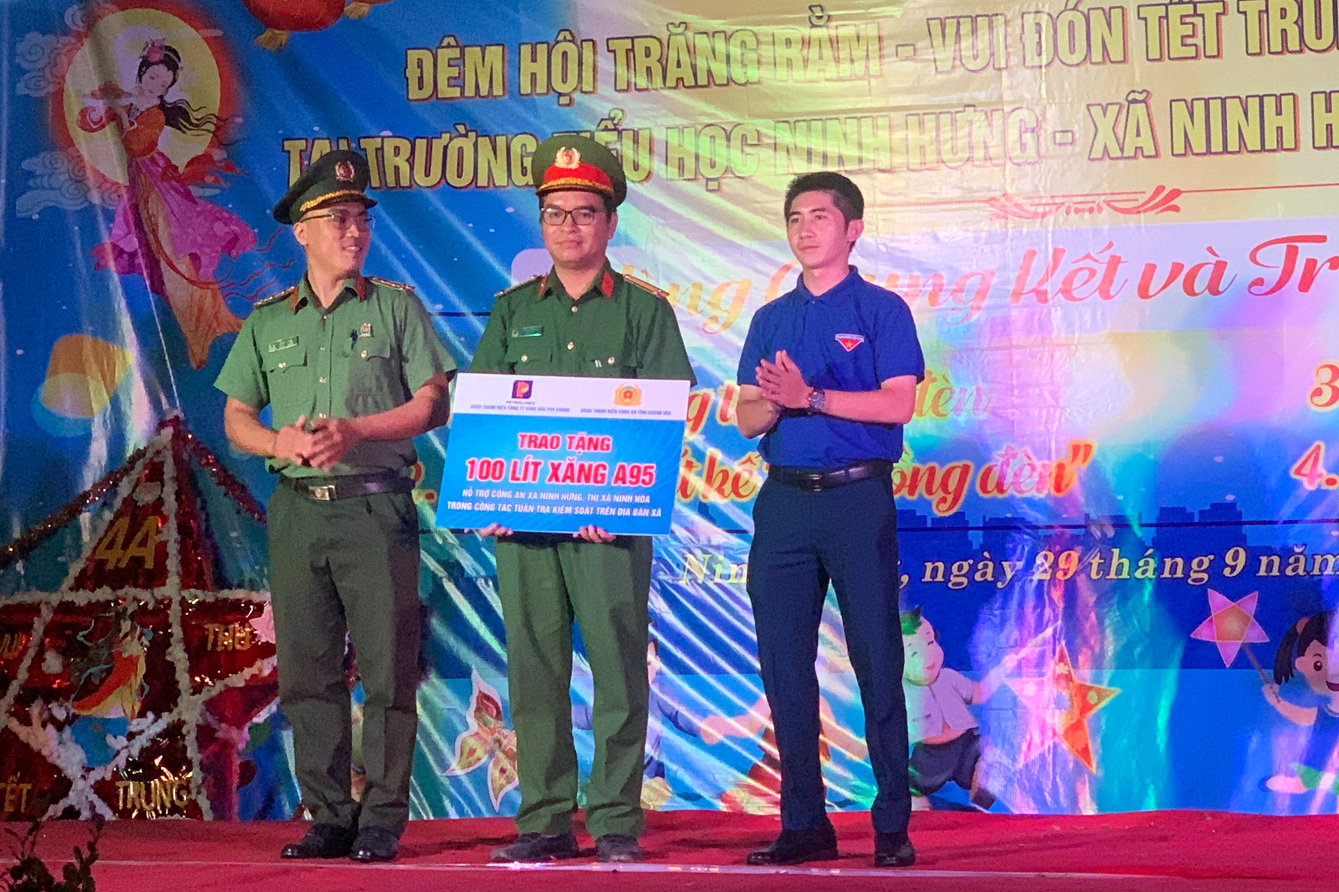 Trao tặng Công an xã Ninh Hưng 100 lít xăng A95 hỗ trợ công tác tuần tra kiểm soát, đảm bảo an ninh, trật tự trên địa bàn xã.