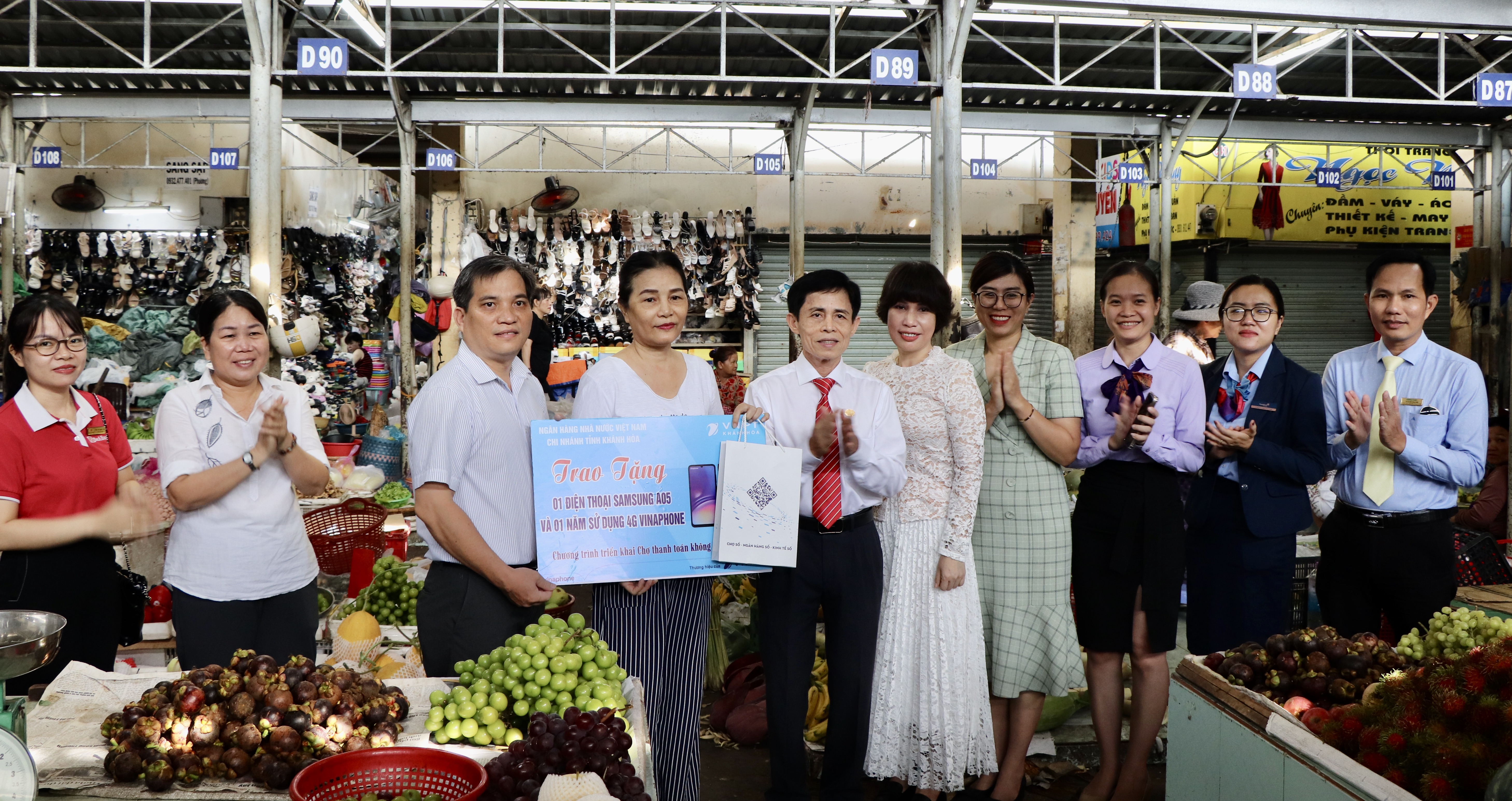 Ngân hàng Nhà nước Chi nhánh Khánh Hòa: Trao giải thưởng cho 4 tiểu thương có số giao dịch lớn khi tham gia chương trình Chợ thanh toán không dùng tiền mặt