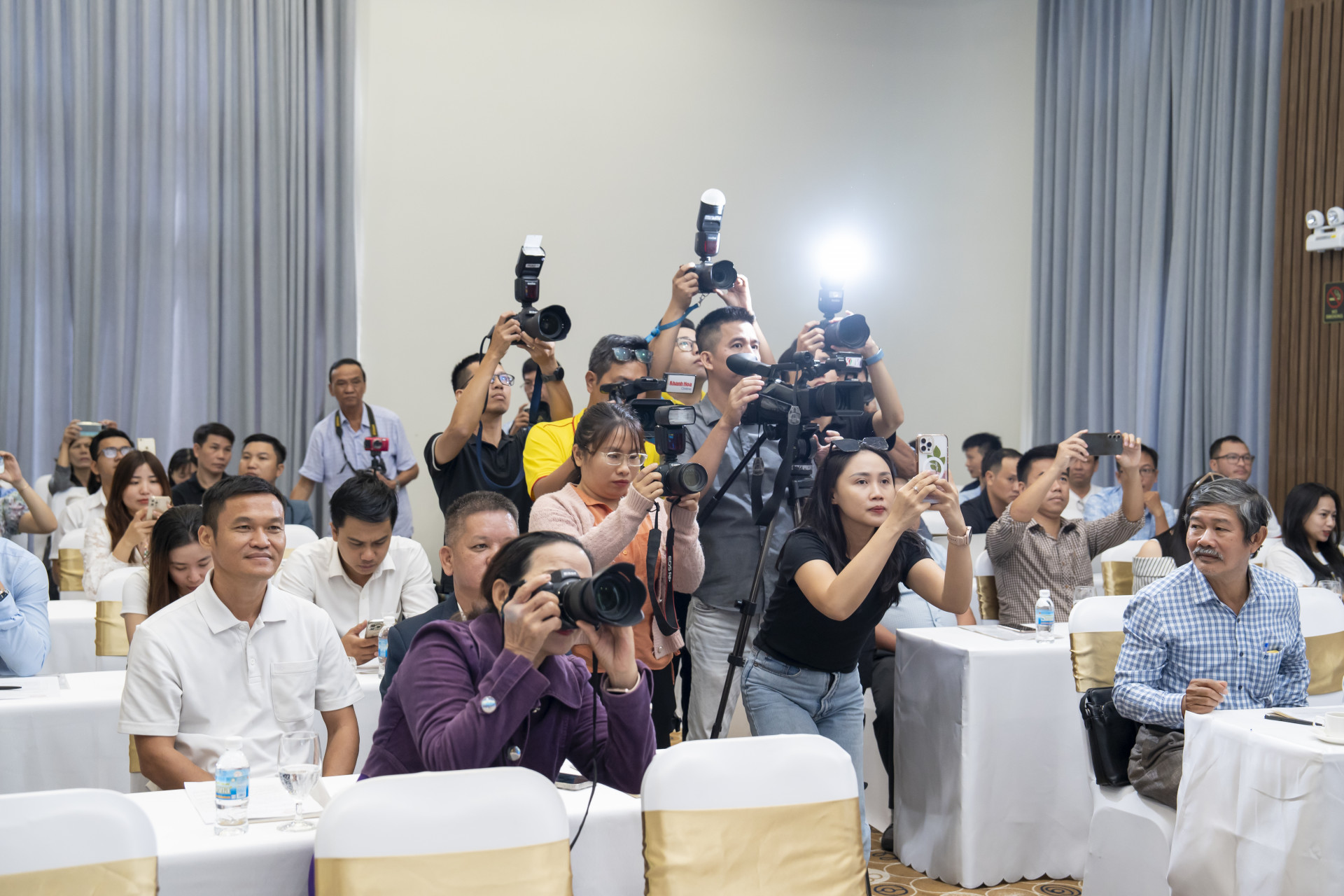 Many journalists attending the press conference

