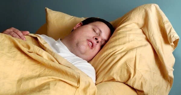 Tác hại tiềm ẩn của việc nằm gối quá cao