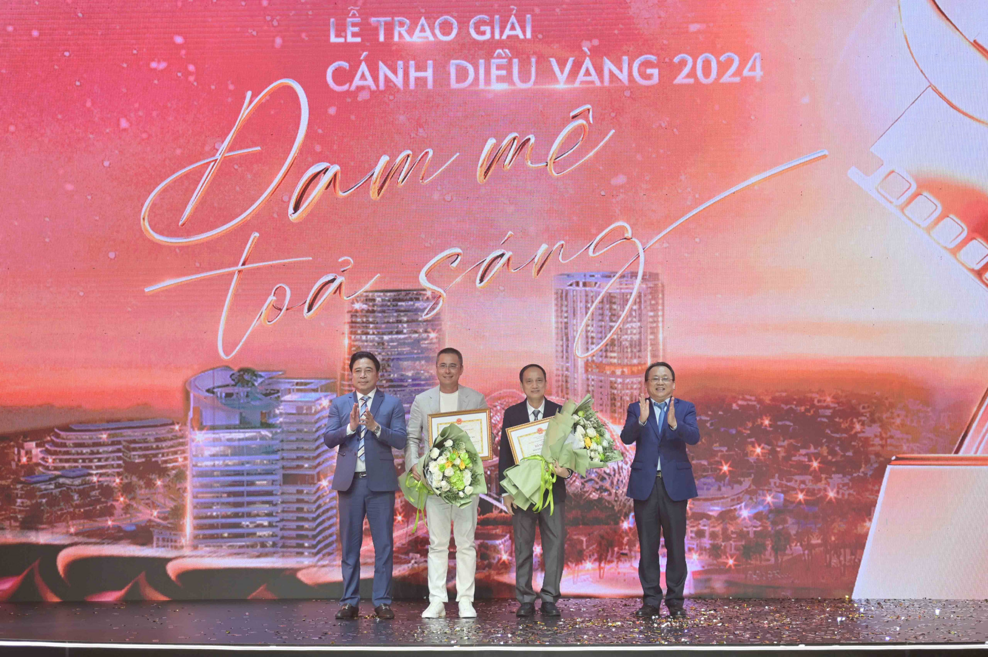 Khanh Hoa Province’s leaders presenting flowers and certificates of merit to collectives who had offered good support in organizing the 2024 Golden Kite Awards

