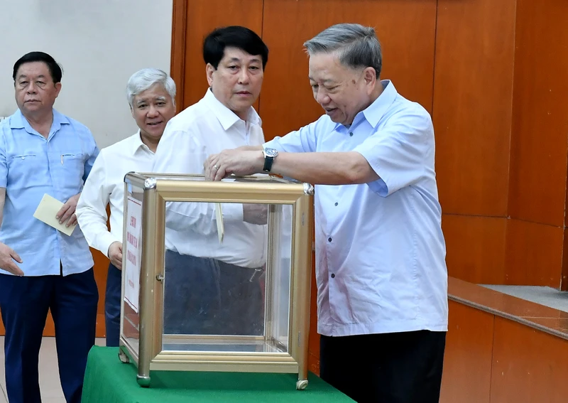 Tổng Bí thư, Chủ tịch nước Tô Lâm và các đồng chí lãnh đạo Đảng, Nhà nước tiến hành quyên góp ủng hộ đồng bào chịu ảnh hưởng của bão số 3 tại buổi lễ.

