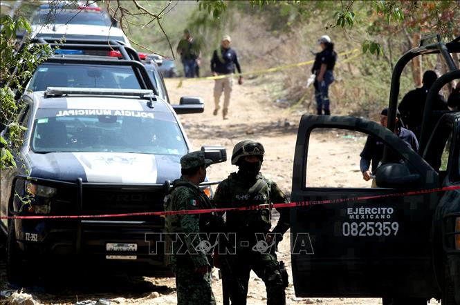 Binh sĩ Mexico điều tra tại hiện trường vụ tấn công nhằm vào cảnh sát tuần tra ở Guadalajara, bang Chiapas, Mexico. Ảnh tư liệu: AFP/TTXVN

