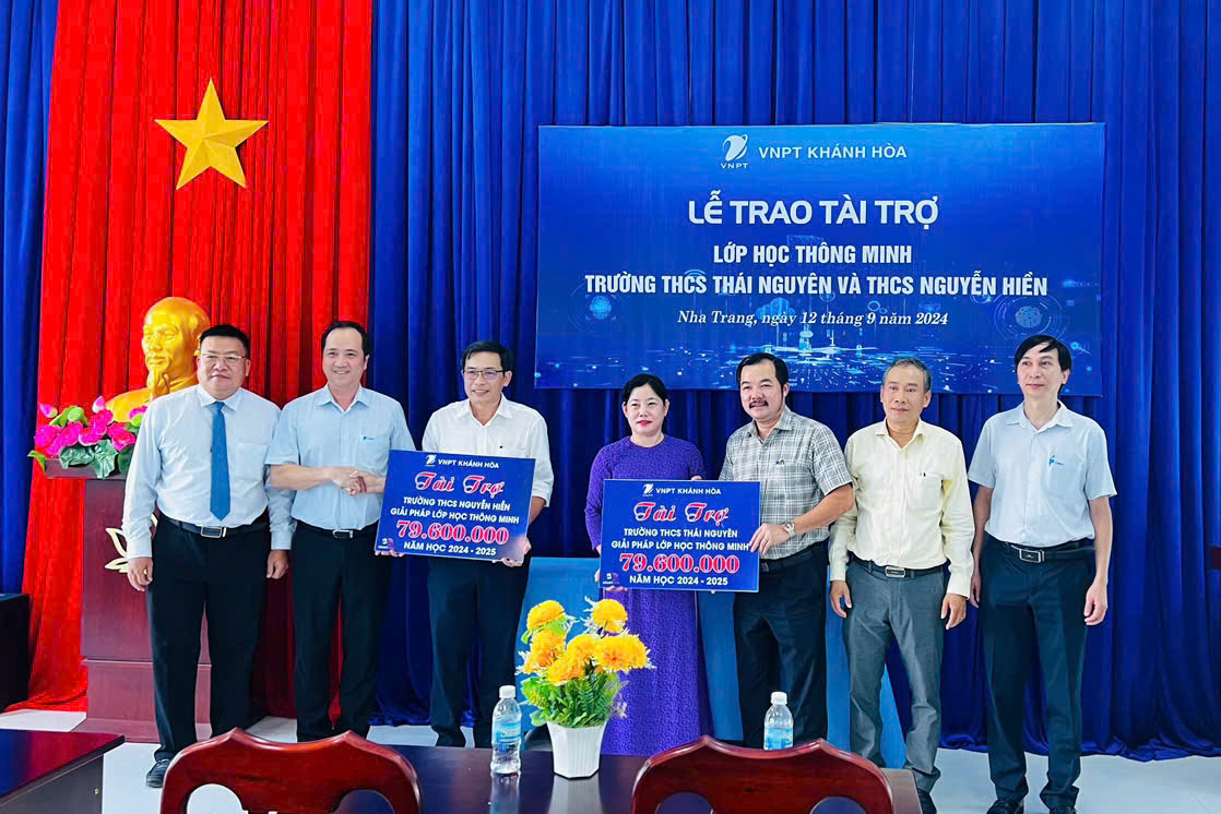 đại diện các trường tiếp nhận hỗ trợ 2 lớp học thông minh