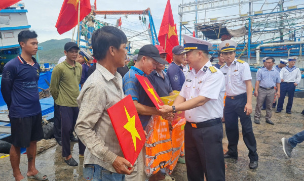 Chương trình “Hải quân Việt Nam làm điểm tựa cho ngư dân vươn khơi, bám biển” tại phường Cam Linh (TP. Cam Ranh)