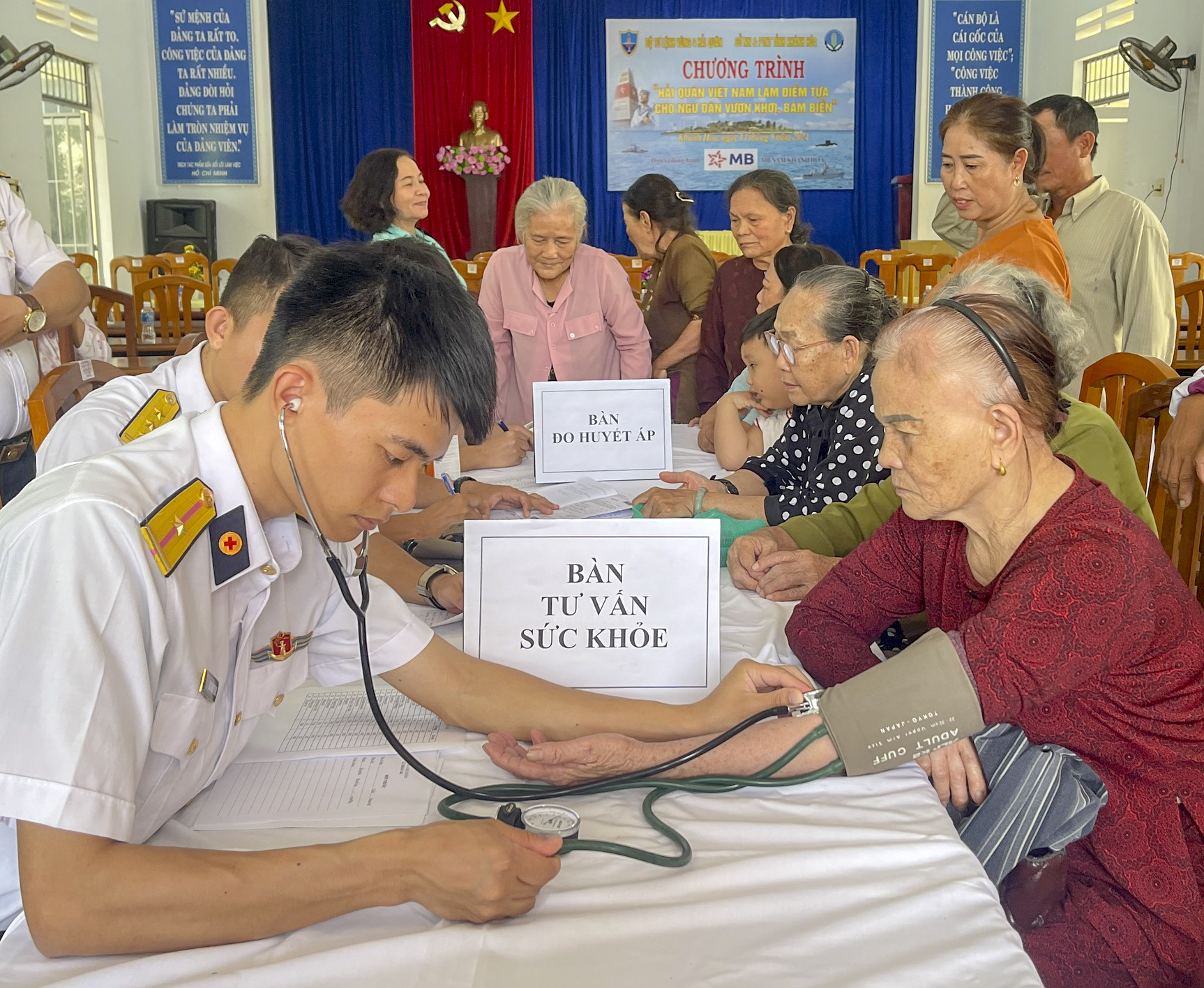 Các bác sĩ quân y khám bệnh cho người dân.
