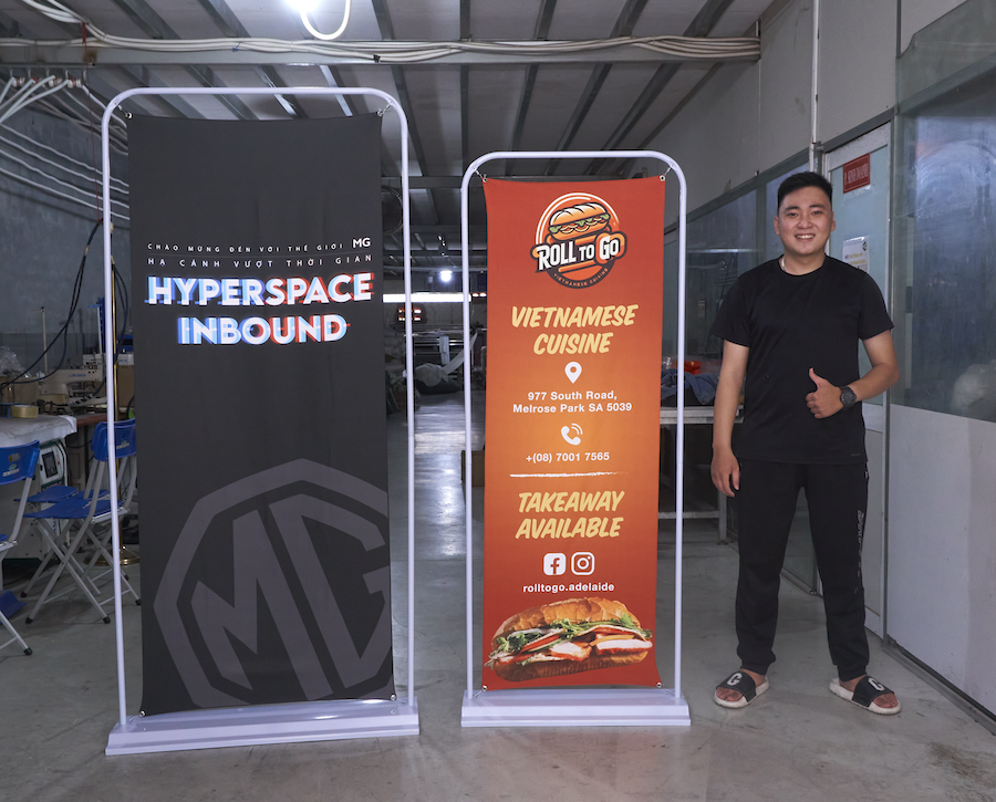 In băng rôn, cờ phướn quảng cáo, standee,.. trên vải chất lượng cao.