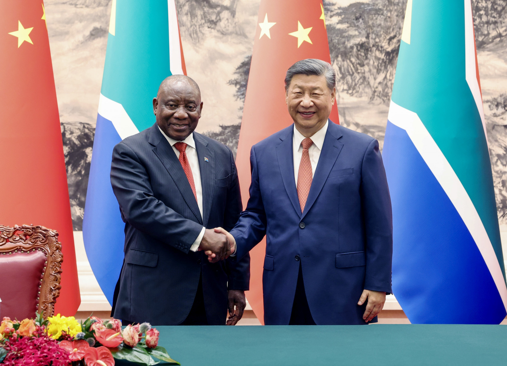 Chủ tịch Trung Quốc Tập Cận Bình (phải) và Tổng thống Nam Phi Cyril Ramaphosa tại cuộc hội đàm ở Bắc Kinh ngày 2/9/2024. Ảnh: THX/TTXVN

