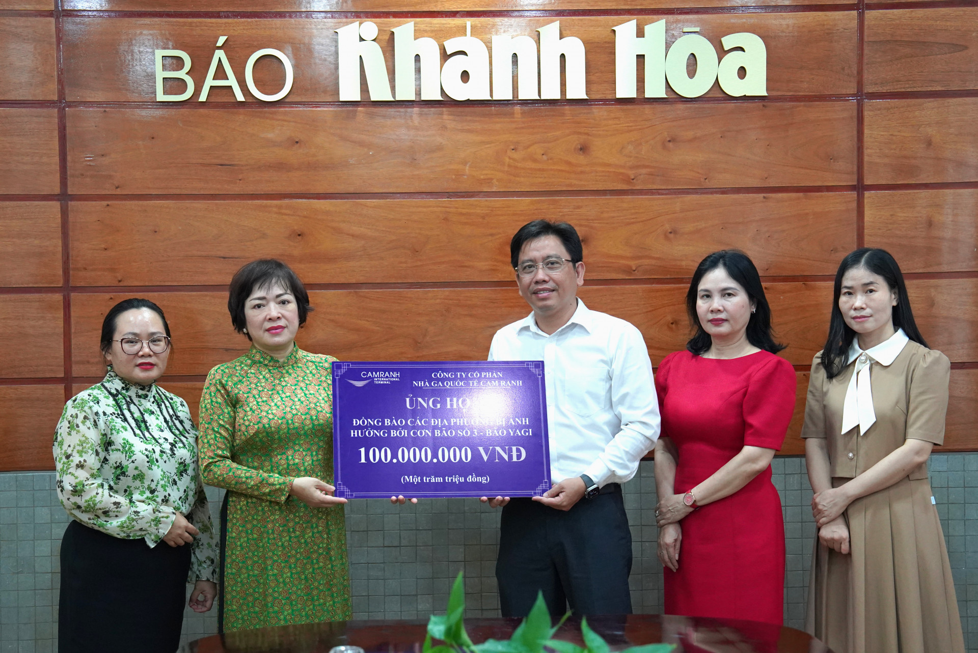 Theo lãnh đạo Công ty Cổ phần Nhà ga Quốc tế Cam Ranh trao tượng trưng số tiền 100 triệu đồng cho Báo Khánh Hòa.