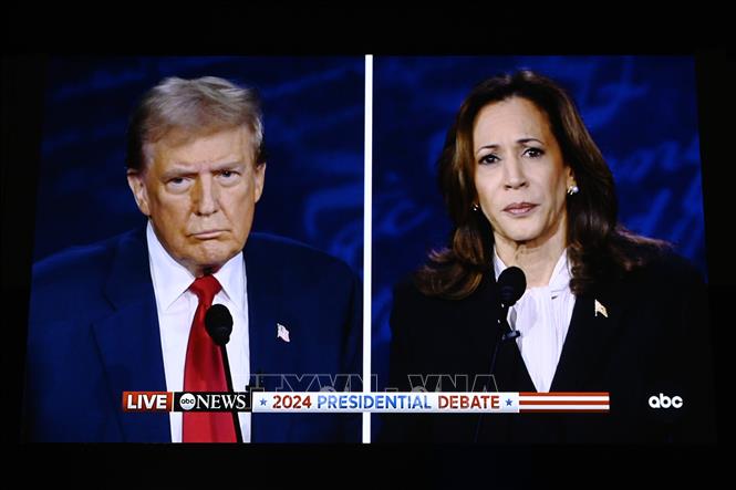 Cựu Tổng thống Mỹ Donald Trump (trái) và Phó Tổng thống Kamala Harris trong cuộc tranh luận trực tiếp tại thành phố Philadelphia tối 10/9/2024. Ảnh: THX/TTXVN

