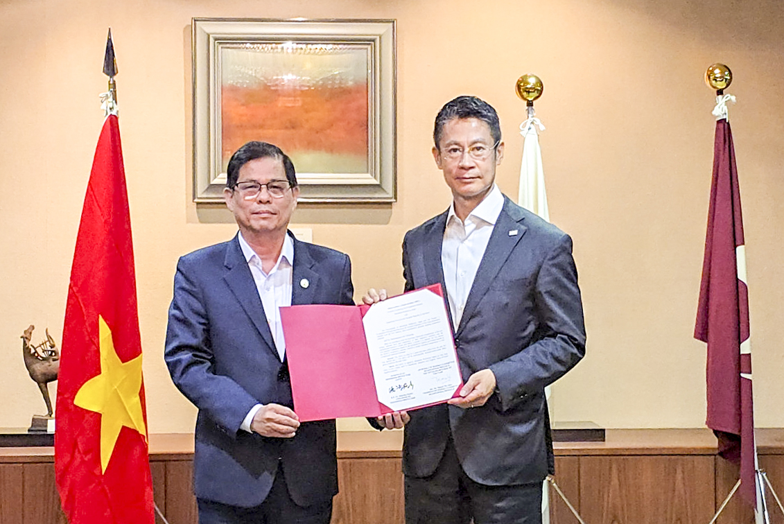 Chairman of Khanh Hoa Province Peoples Committee Nguyen Tan Tuan and Governor of Hiroshima Prefecture Hidehiko Yuzaki signed a Memorandum of Understanding on cooperation between the two localities.