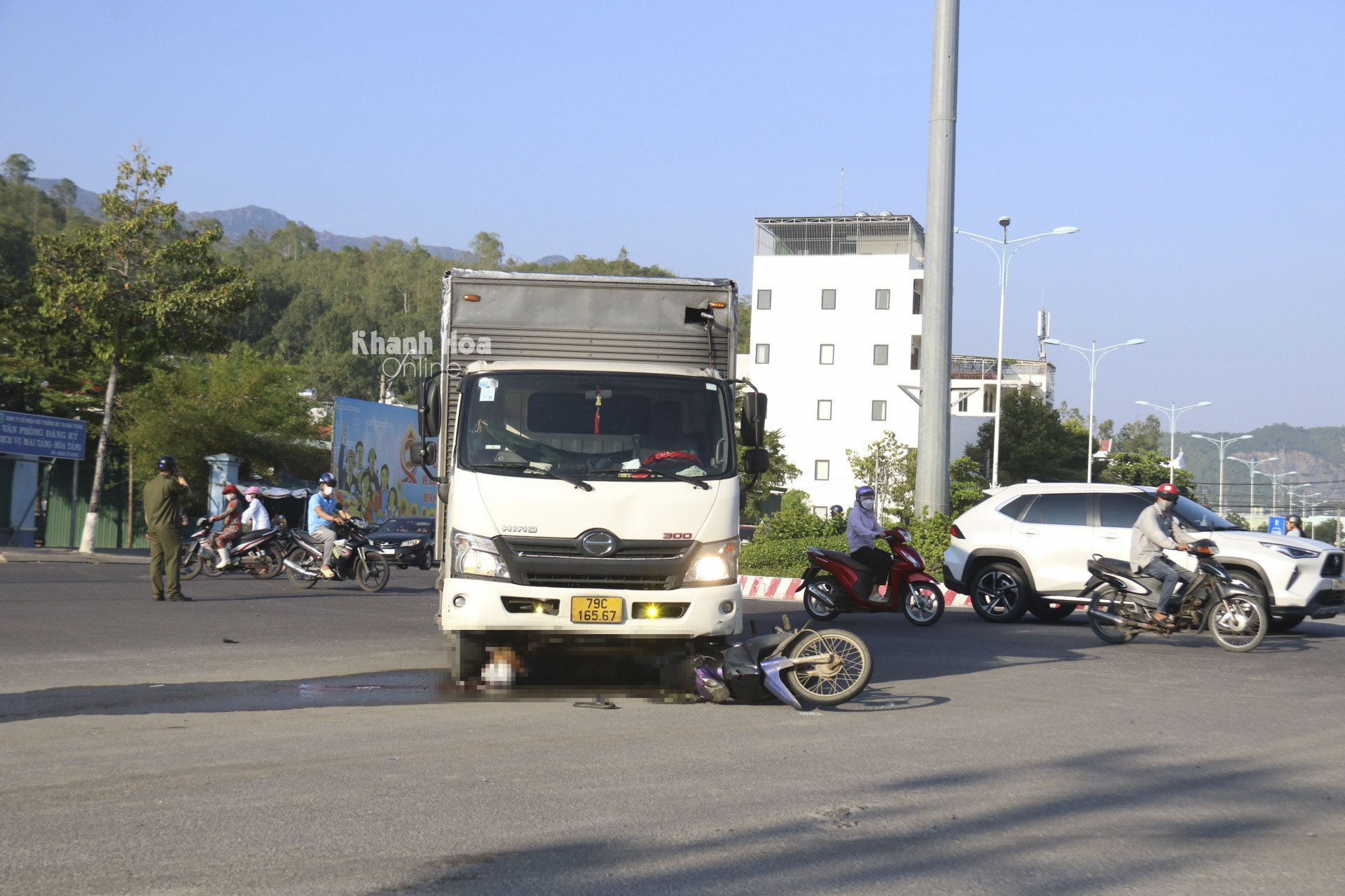 Bị xe tải tông, nam công nhân cầu đường tử nạn