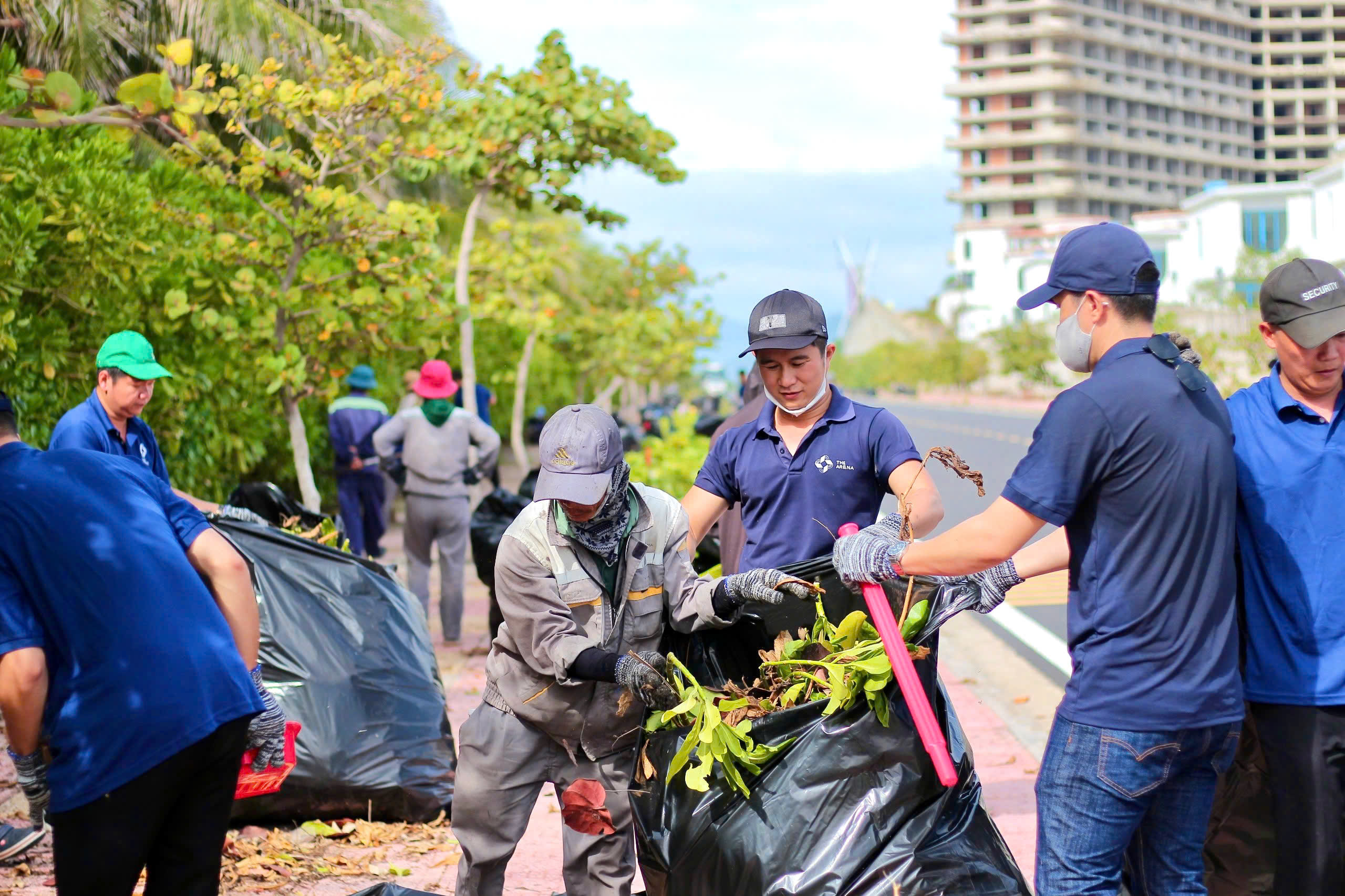 The Empyrean Cam Ranh Beach Resort tổ chức dọn rác hưởng ứng World Cleanup Day 2024