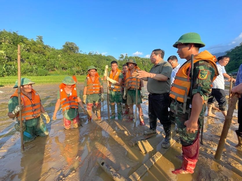 Thủ tướng Phạm Minh Chính thăm hỏi, động viên lực lượng quân đội đang tìm kiếm người mất tích vì lũ quét tại làng Nủ, huyện Bảo Yên, tỉnh Lào Cai.