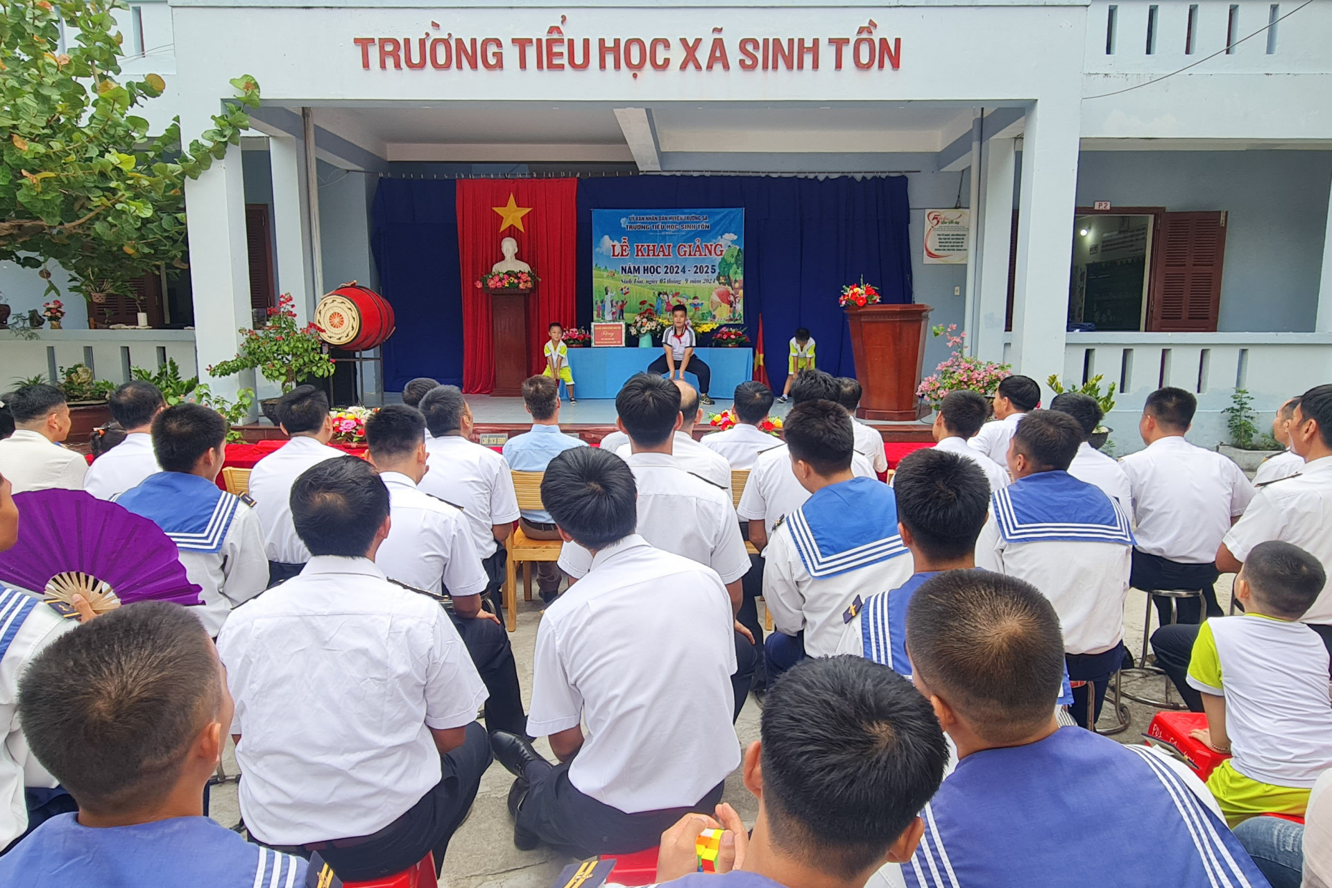 Buổi khai trường tại Trường Tiểu học xã Sinh Tồn.