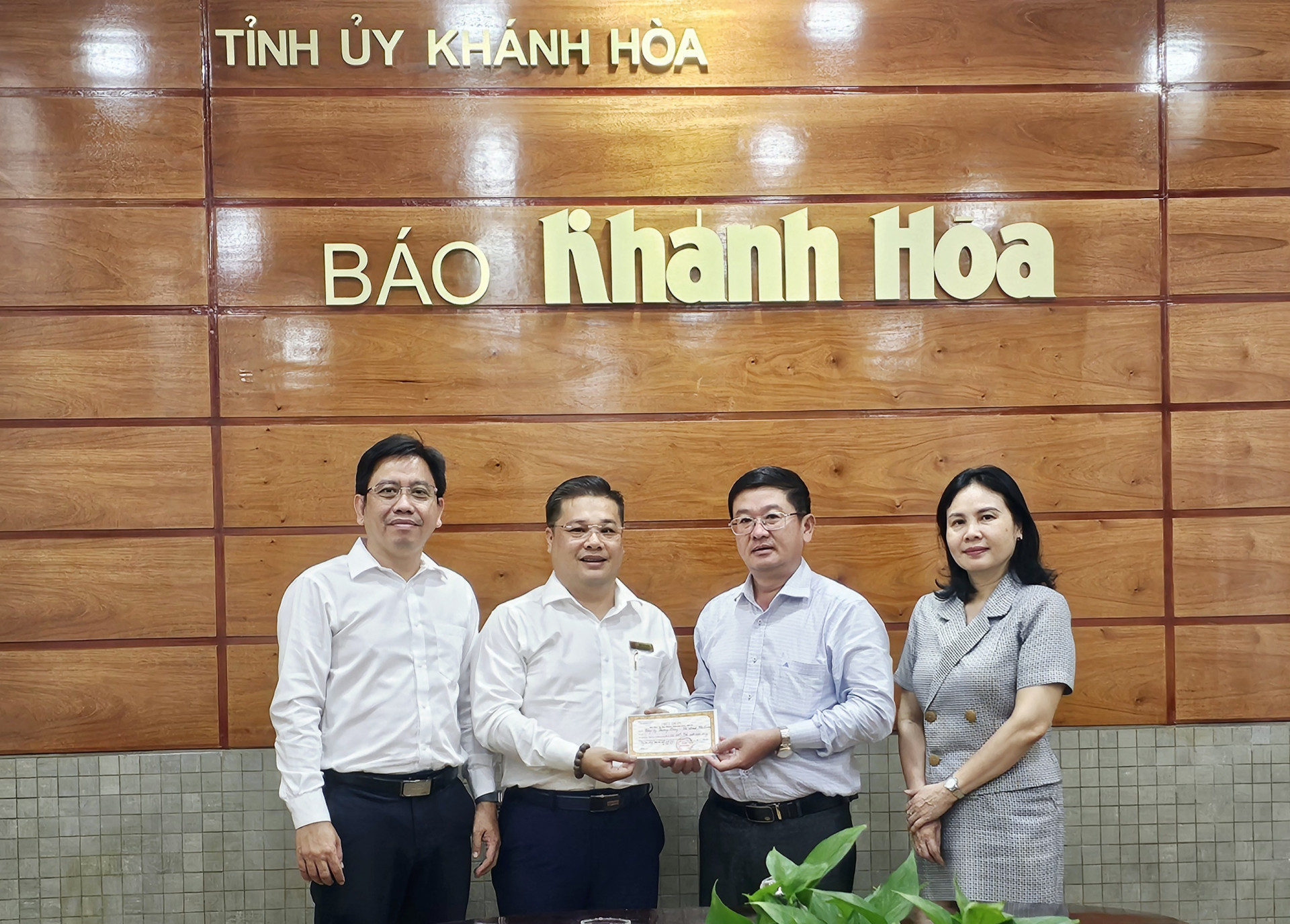 Ông Lê Hoàng Triều đại diện Báo Khánh Hòa trao thư cảm ơn cho đại diện Công ty Phương Trang - Chi nhánh Khánh Hòa