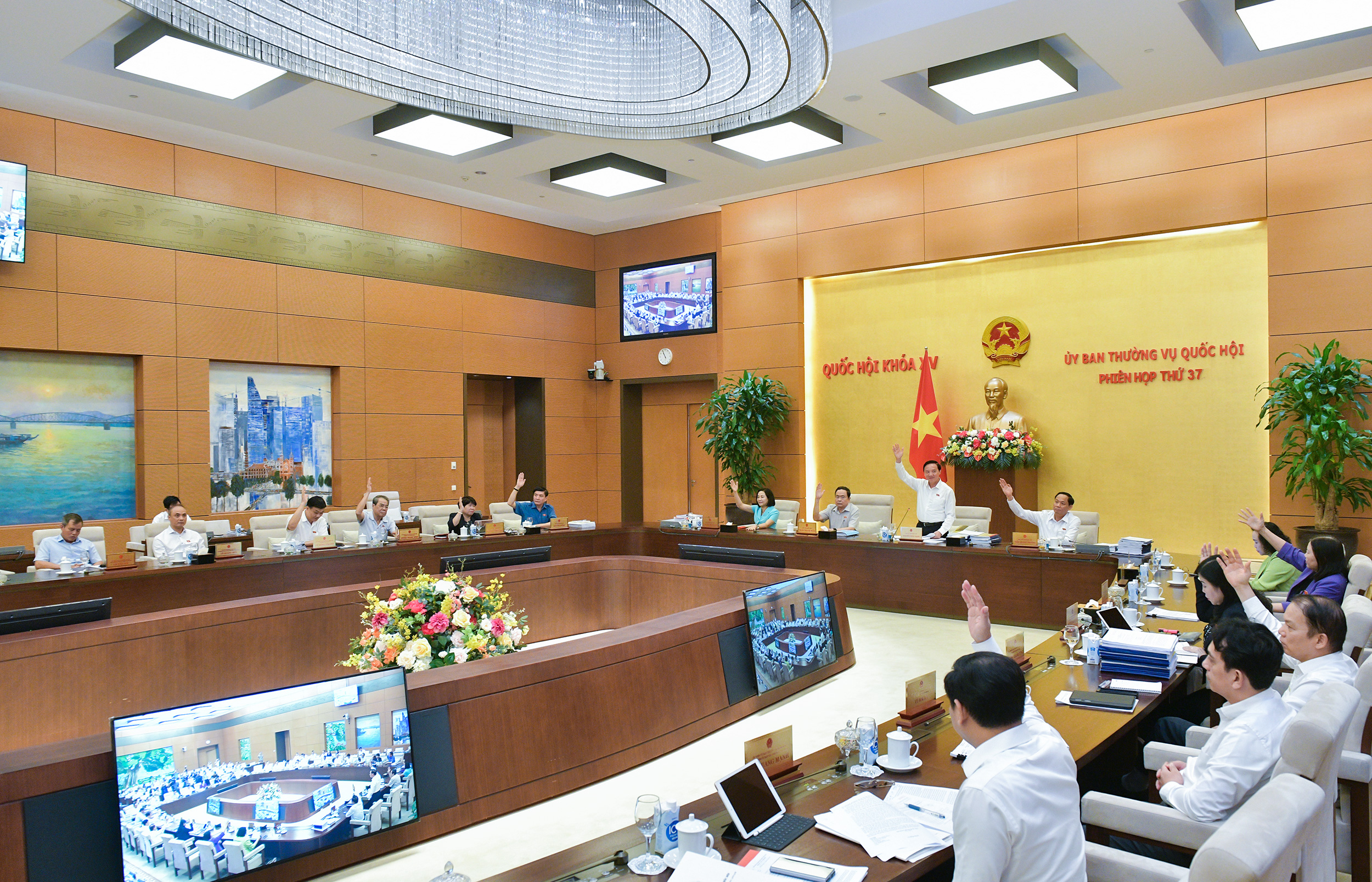 Ủy ban Thường vụ Quốc hội: Thông qua nghị quyết sắp xếp, sáp nhập đơn vị hành chính của Khánh Hòa và 12 tỉnh, thành phố