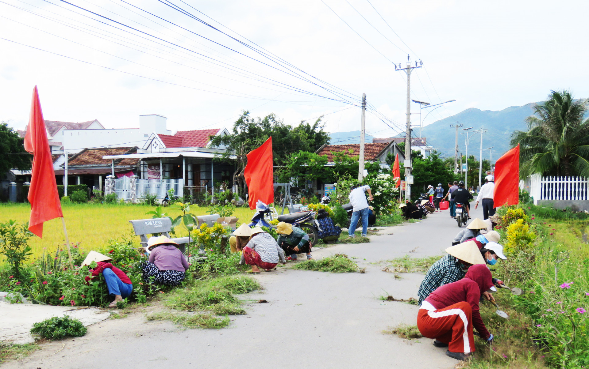 Nhân dân thôn Lộc Thọ chung tay thực hiện tiêu chí môi trường trong xây dựng nông thôn mới.