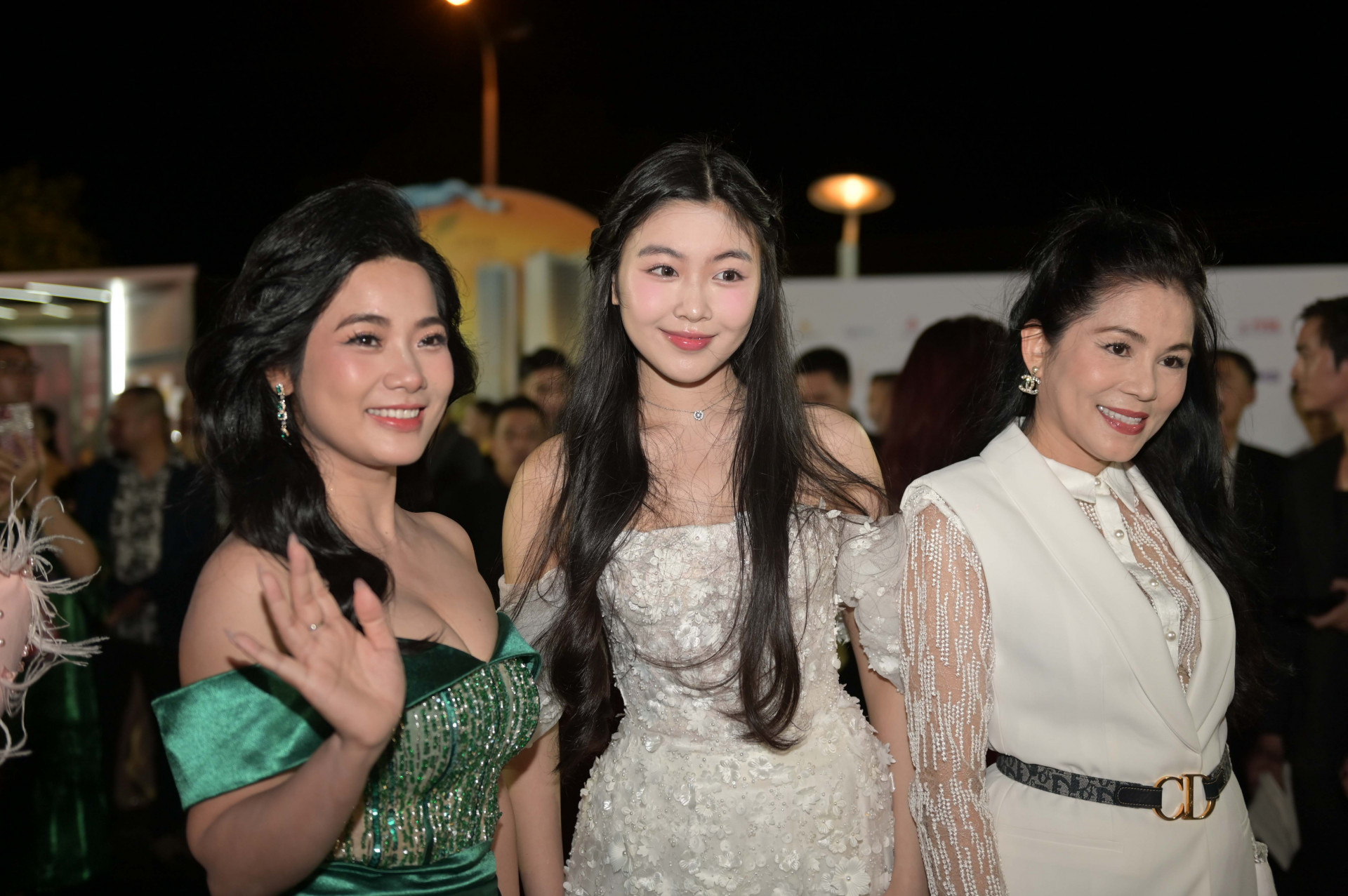 Lo Lem (in the middle), daughter of actor Quyen Linh, at red carpet event

