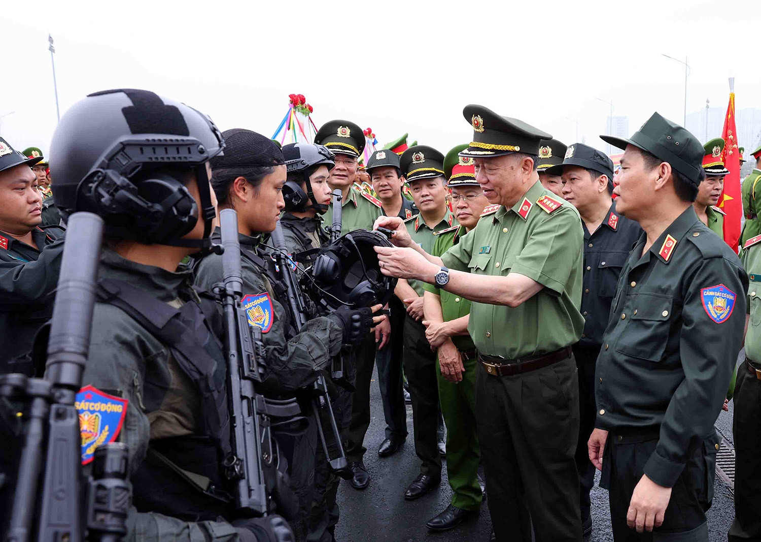 Đại tướng Tô Lâm, Ủy viên Bộ Chính trị, Bộ trưởng Bộ Công an kiểm tra trang thiết bị, quân tư trang của cán bộ, chiến sĩ Cảnh sát cơ động tham gia tổng duyệt lễ diễu binh kỷ niệm 50 năm ngày truyền thống lực lượng Cảnh sát cơ động, ngày 7-4-2024_Ảnh: TTXVN

