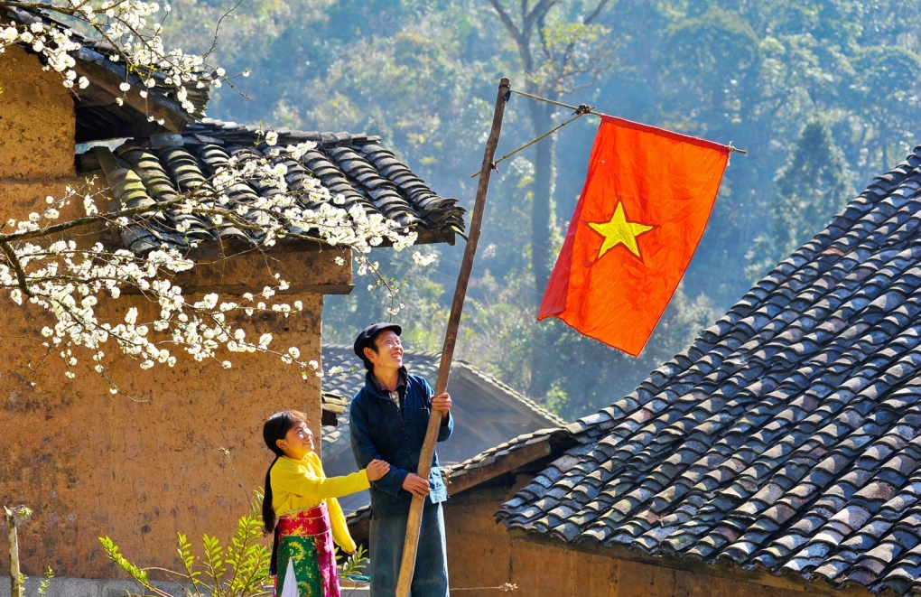 Tác phẩm ảnh : Cha con người Mông tại Sủng Là, Hà Giang dựng cờ tổ quốc để đón Tết cổ truyền của tác giả Dương Tiến Dũng (Bắc Giang) đạt giải Nhất ảnh đơn cuộc thi ảnh nghệ thuật “Tự hào một dải biên cương”.

