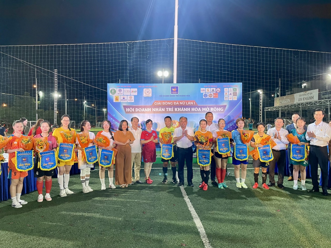 The representatives giving souvenir flags and flowers to the teams

