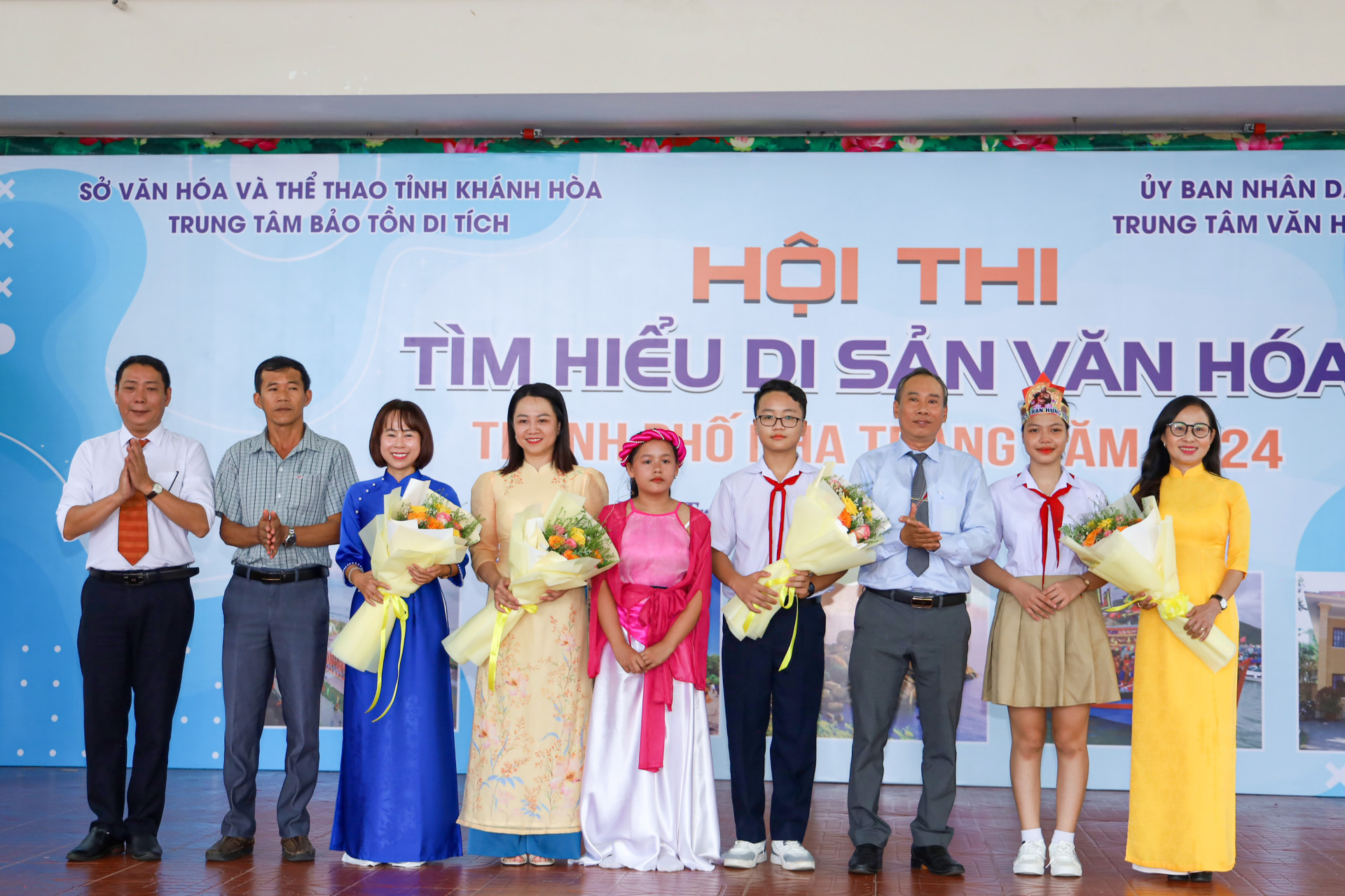 The representatives of the organizing committee giving flowers to the teams

