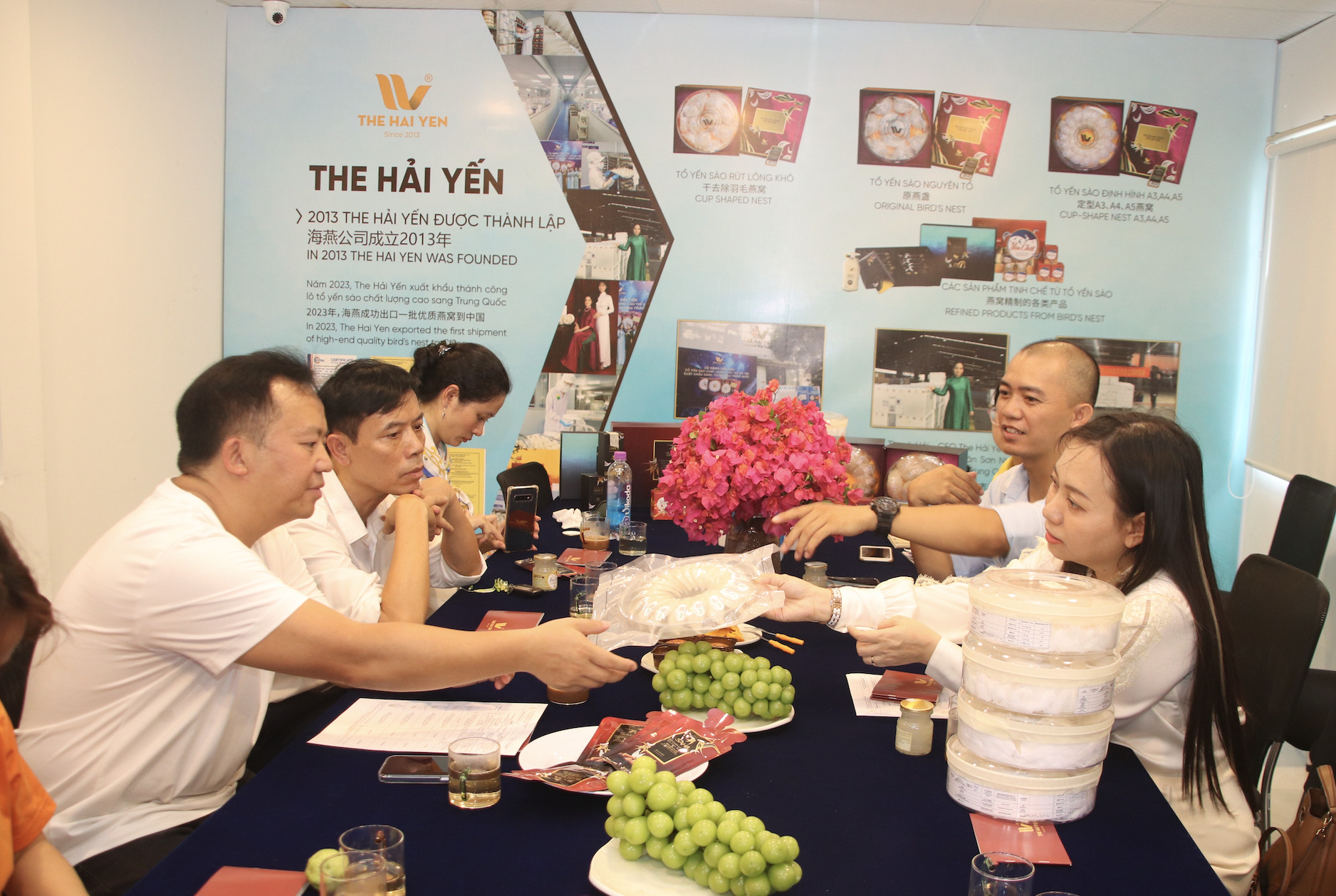 CEO of Hai Yen Nha Trang Trading Ltd., Co. introducing the company’s salanganes nest products to the representatives of Nhat Tam Duong Group 

