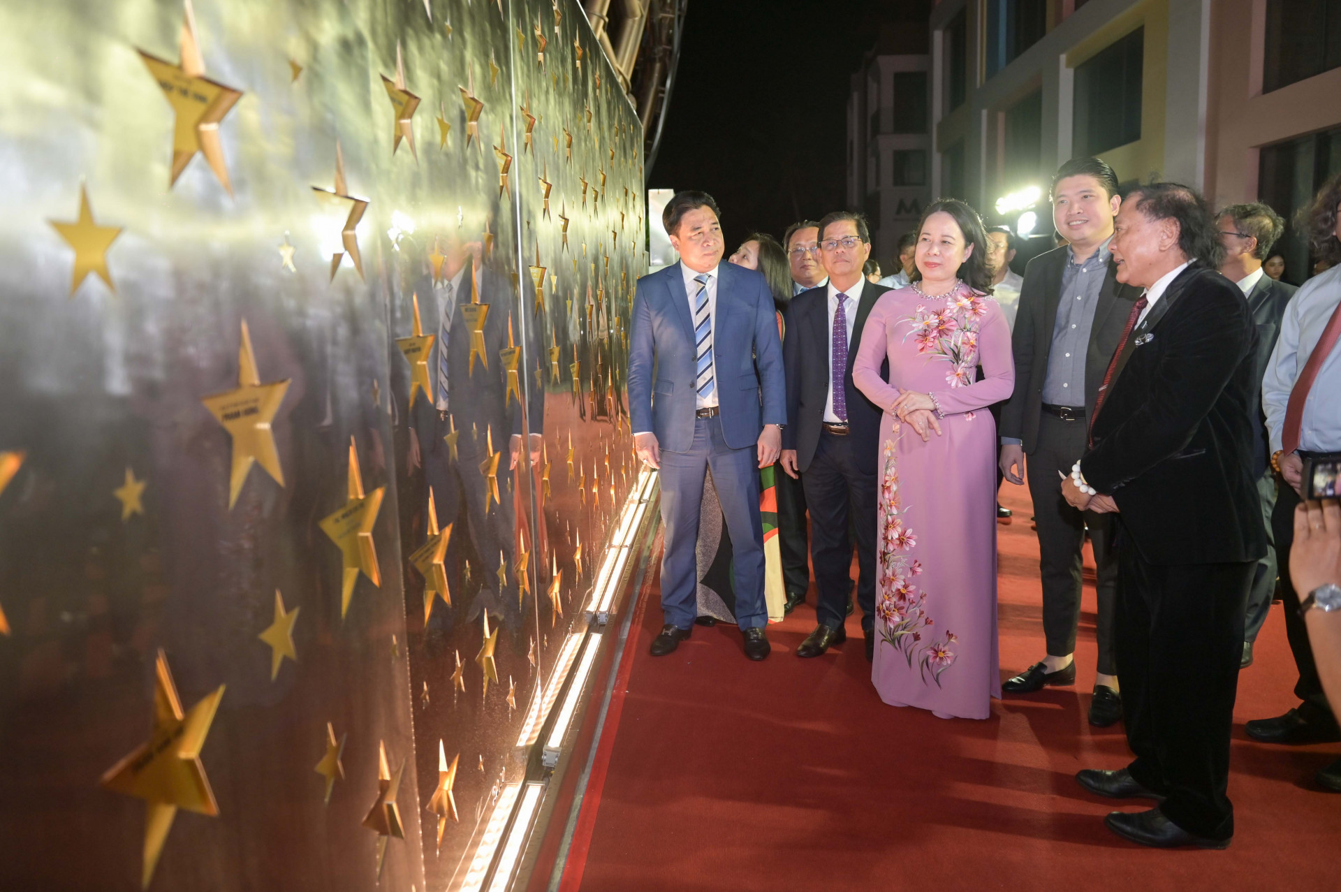 Vice President Vo Thi Anh Xuan and representatives visit the Wall of Fame

