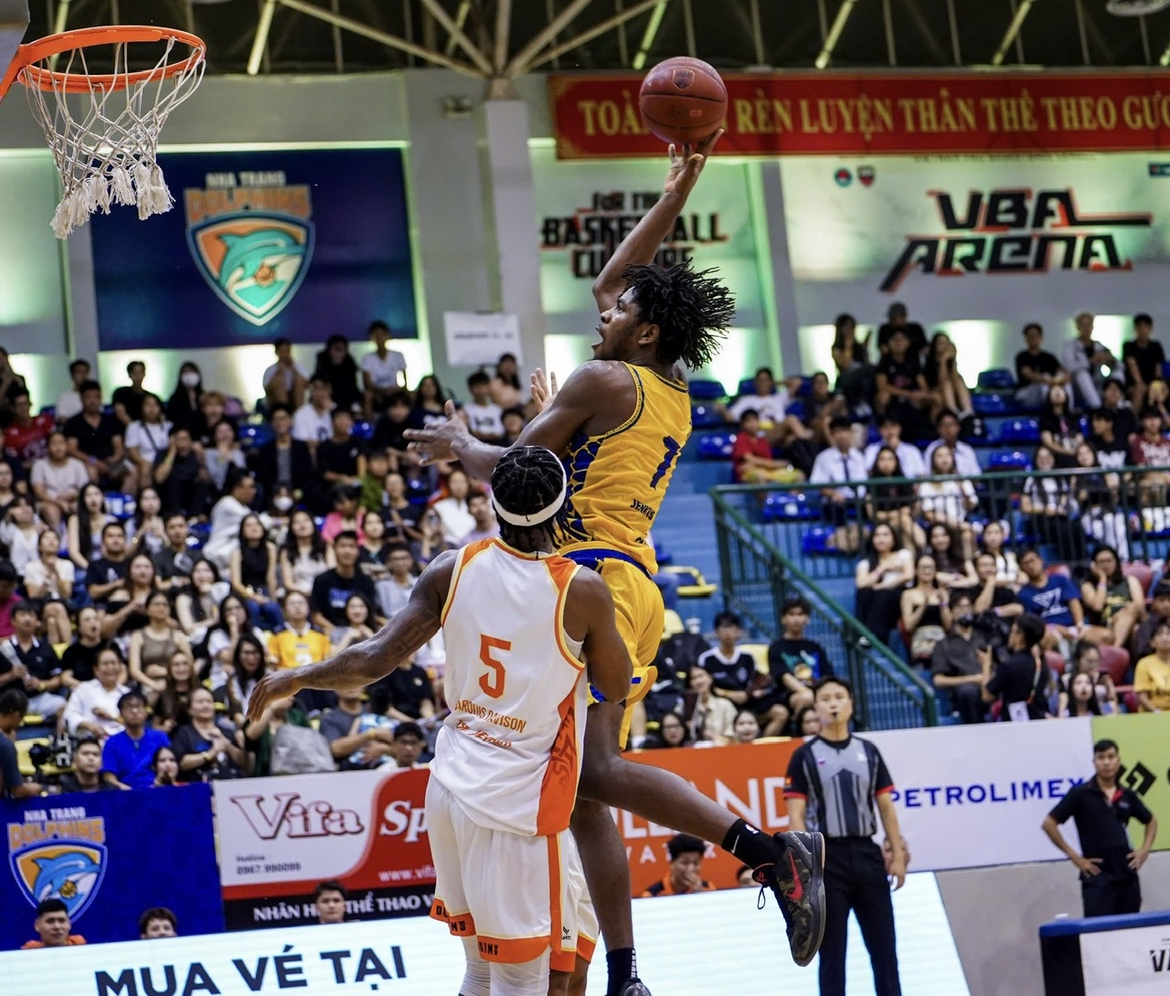 Nha Trang Dolphins (yellow jersey) playing Da Nang Dragons on September 6

