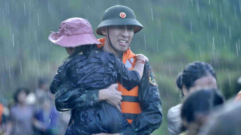 Tái hiện hình ảnh bộ đội giúp dân trong lũ trong phim truyền hình “Không thời gian”