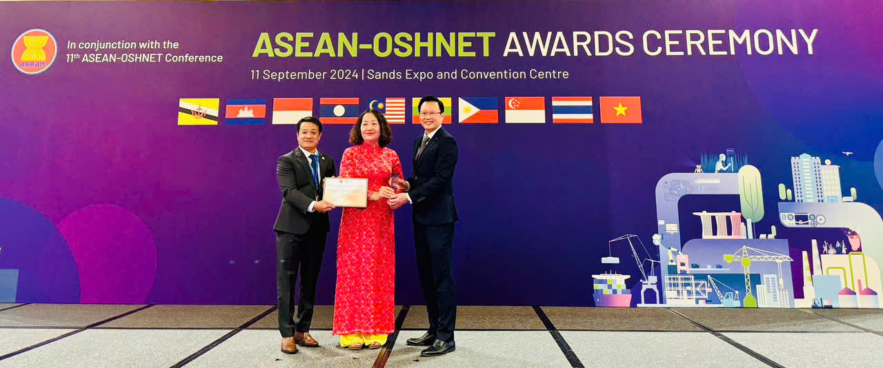 Representative of Sanvinest Khanh Hoa receiving ASEAN-OSHNET Best Practice Award 

