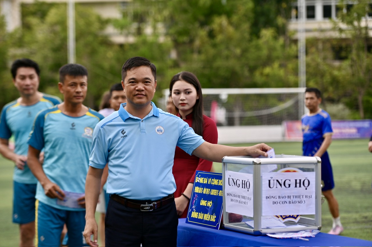 Head of Nha Trang University’s Trade Union giving donation

