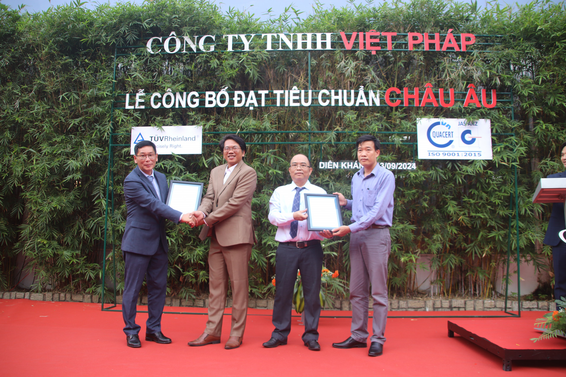 TÜV Rheinland in Vietnam presenting the certificate to VIFA SPORT

