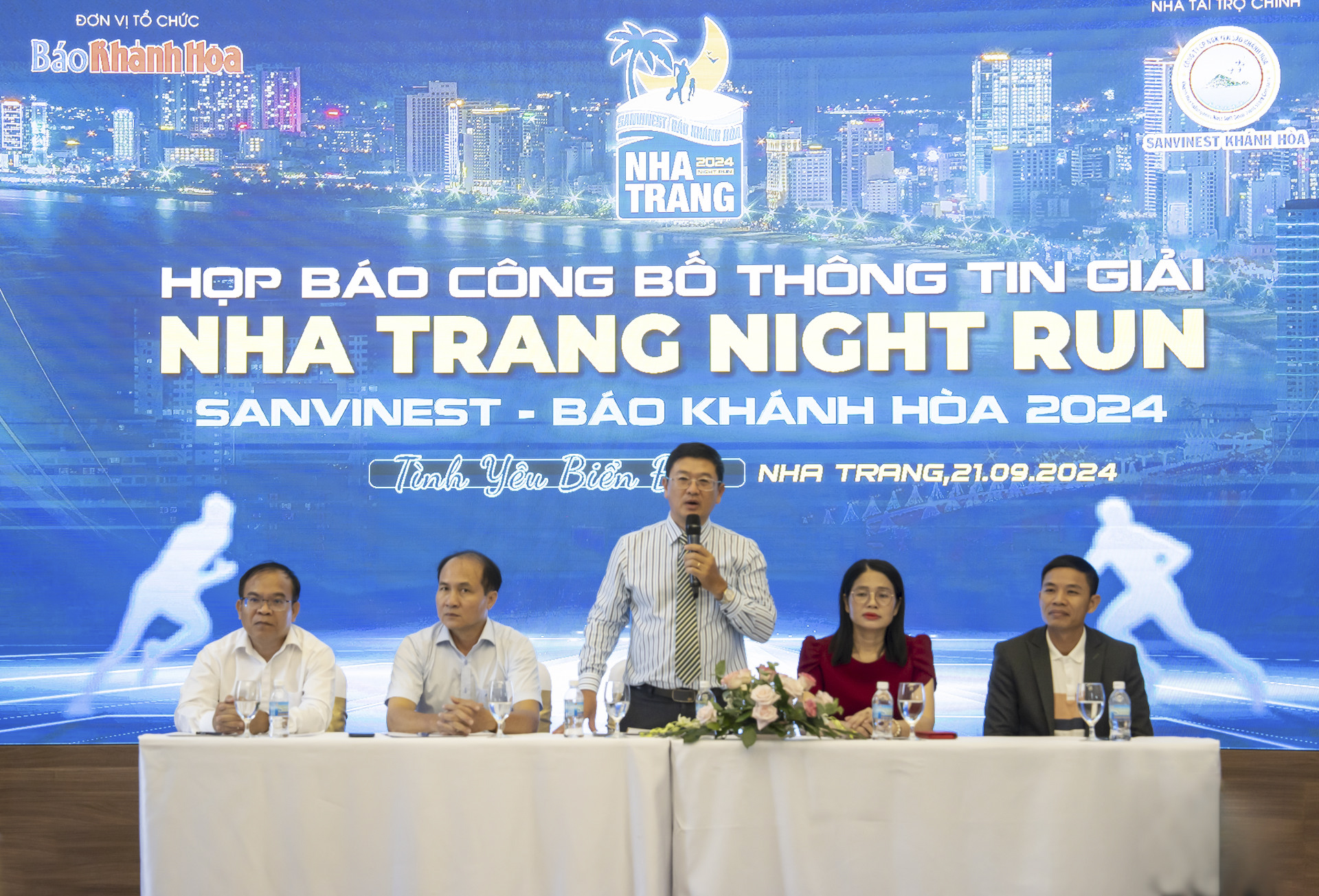 Le Hoang Trieu – Acting Deputy Editor-in-Chief of Khanh Hoa Newspaper, Head of the organizing committee of Nha Trang Night Run Sanvinest - Khanh Hoa Newspaper 2024 - speaking at the press conference

