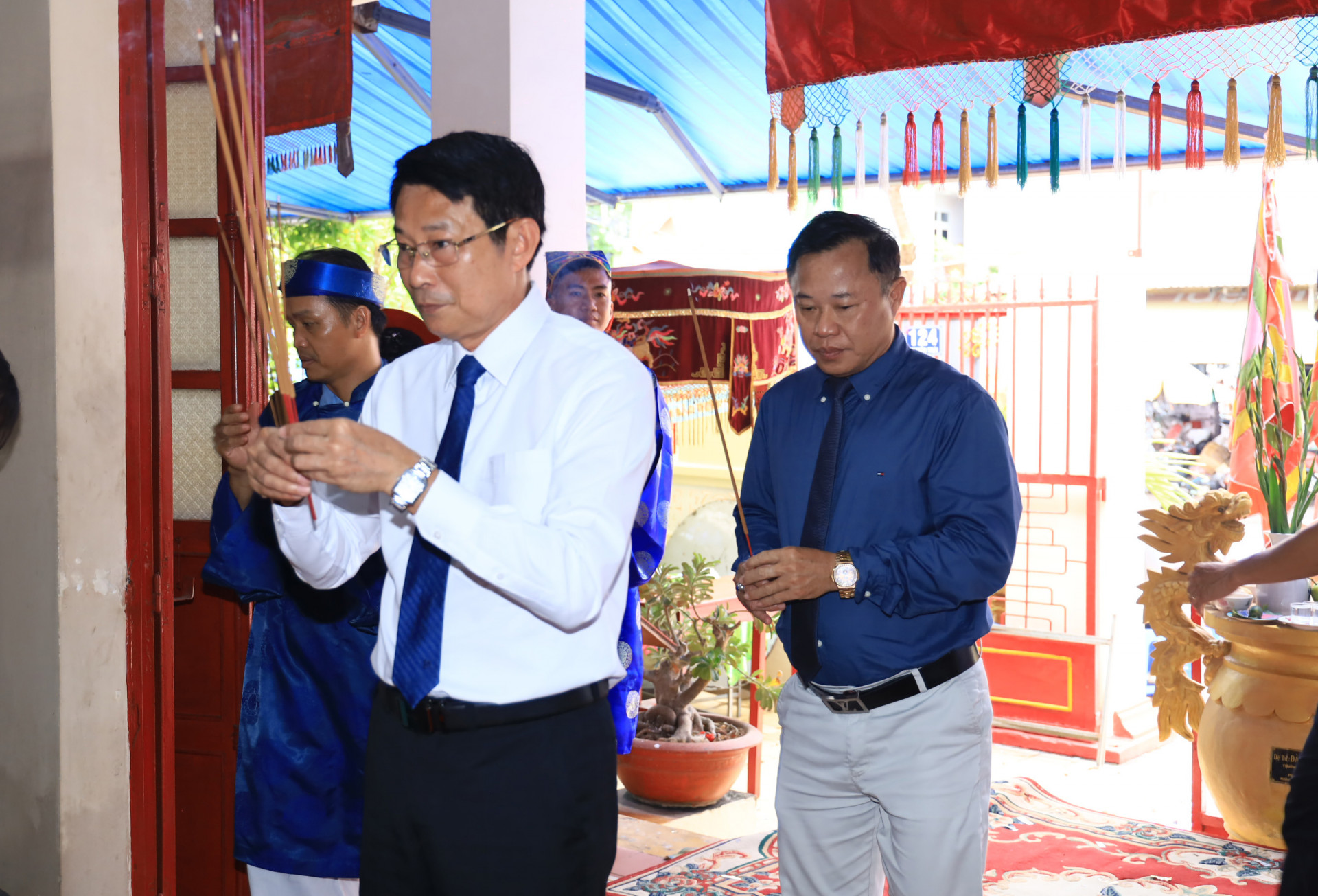 Dinh Van Thieu offering incense to General Tran Quoc Tuan

