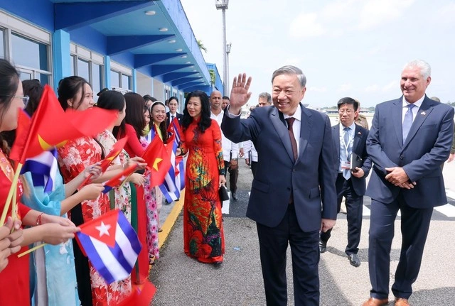 Lễ tiễn Tổng Bí thư, Chủ tịch nước Tô Lâm và phu nhân tại sân bay quốc tế Jose Marti ở Thủ đô La Habana. Ảnh: TTXVN