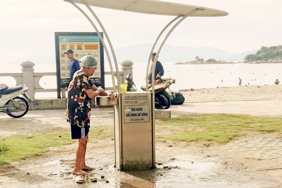 Không nên dùng nước uống để tắm rửa