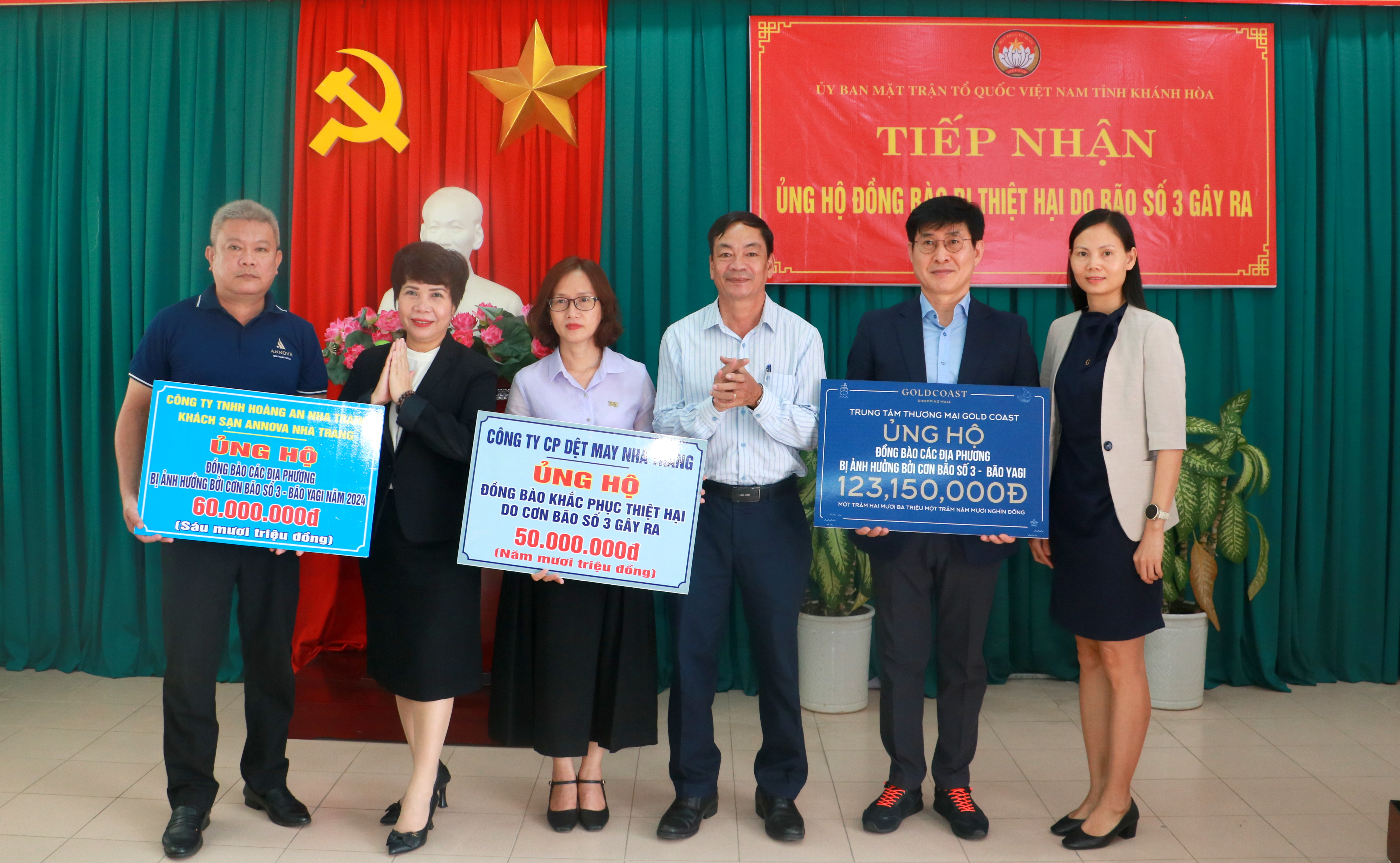 Đại diện các đơn vị, doanh nghiệp trao bảng tượng trưng ủng hộ đồng bào bị thiệt hại do bão số 3 