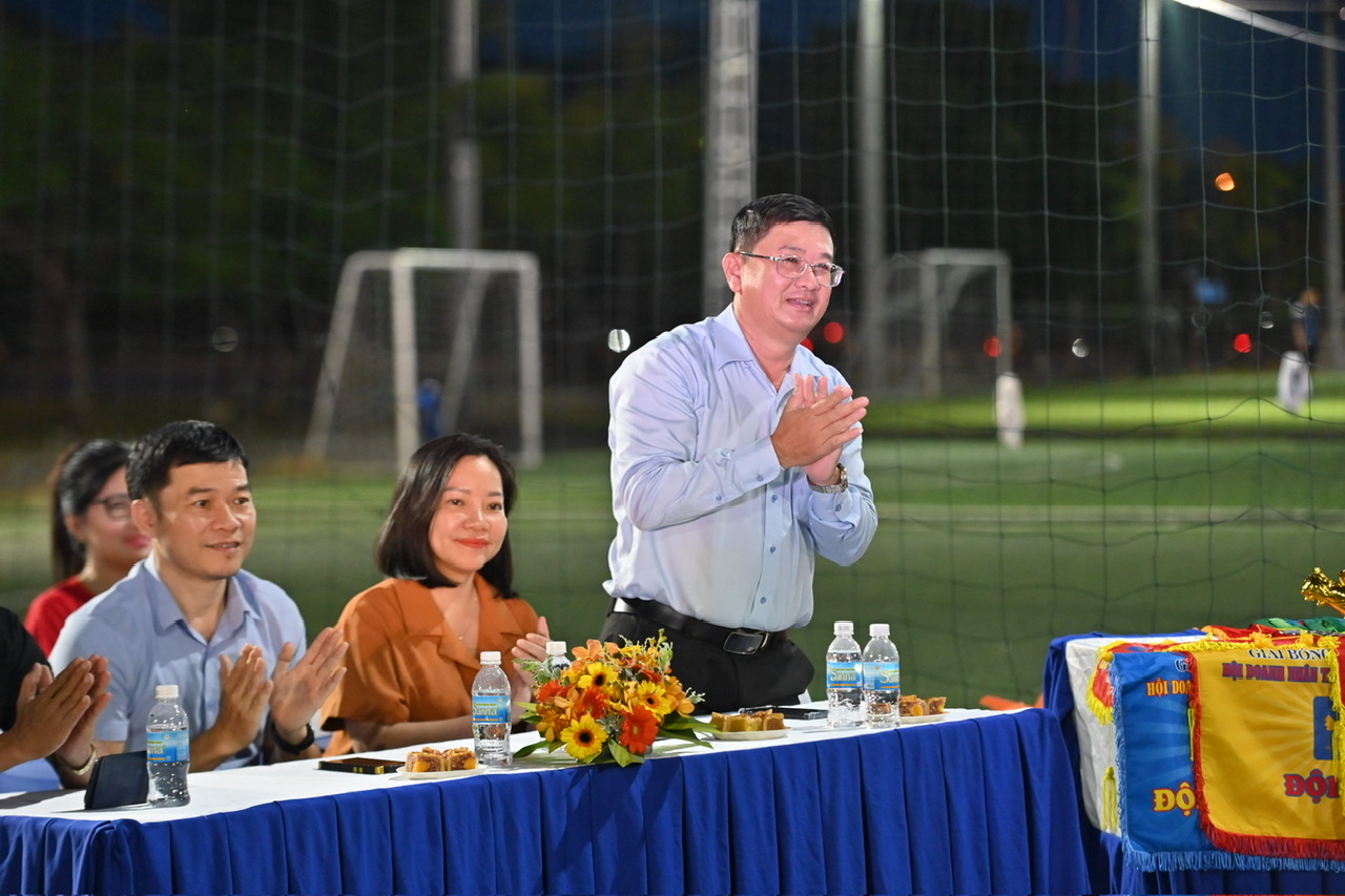 The leaders of units and businesses attend the opening ceremony

