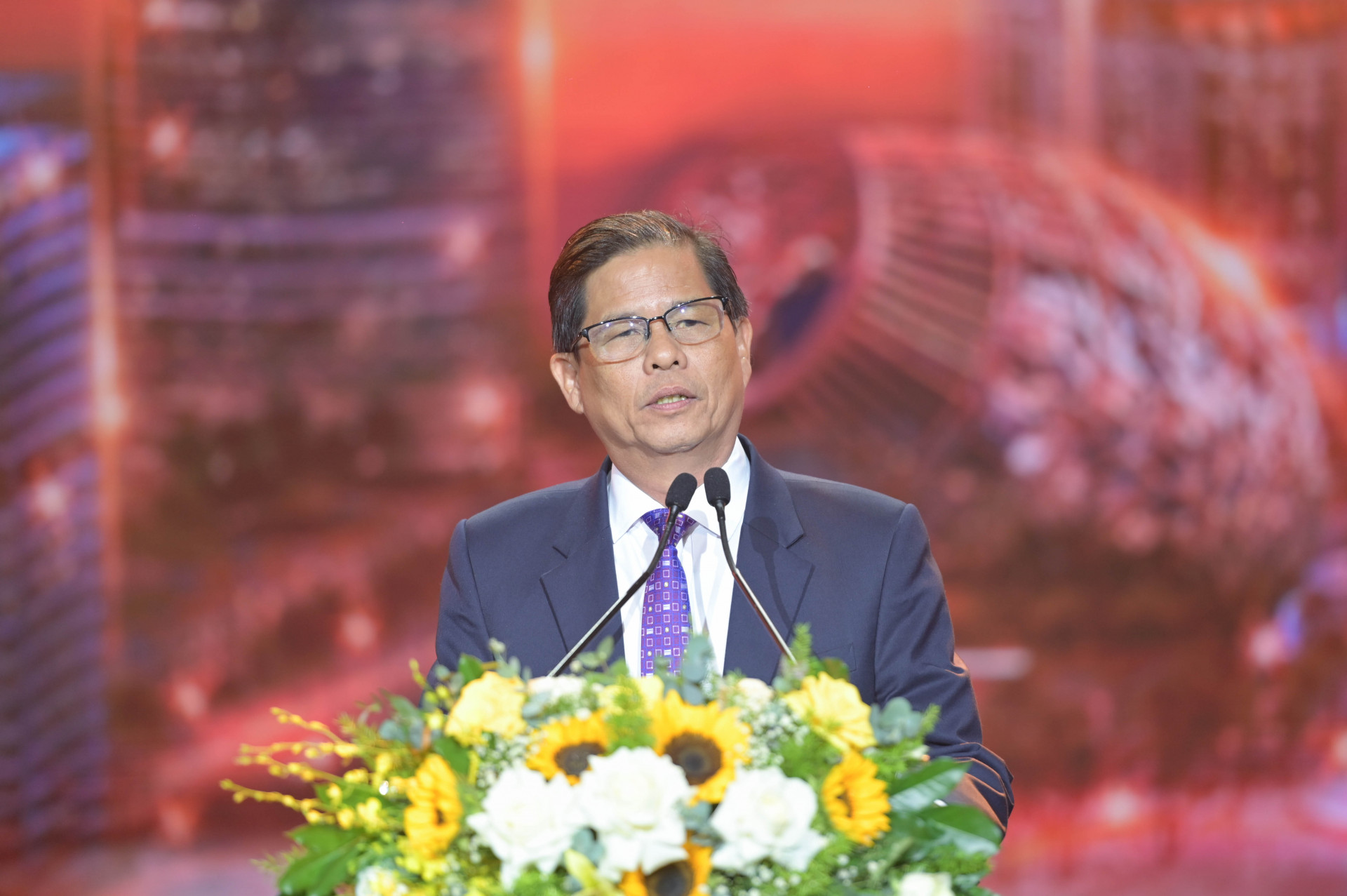 Chairman of Khanh Hoa Provincial Peoples Committee Nguyen Tan Tuan speaking at the awarding ceremony

