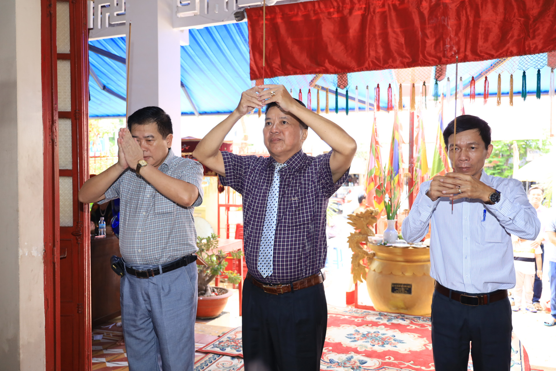 The leaders of Nha Trang City offering incense to General Tran Quoc Tuan

