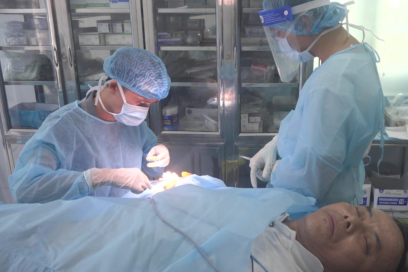 Bệnh xá đảo Song Tử Tây cấp cứu, phẫu thuật cho ngư dân tỉnh Quảng Nam gặp nạn