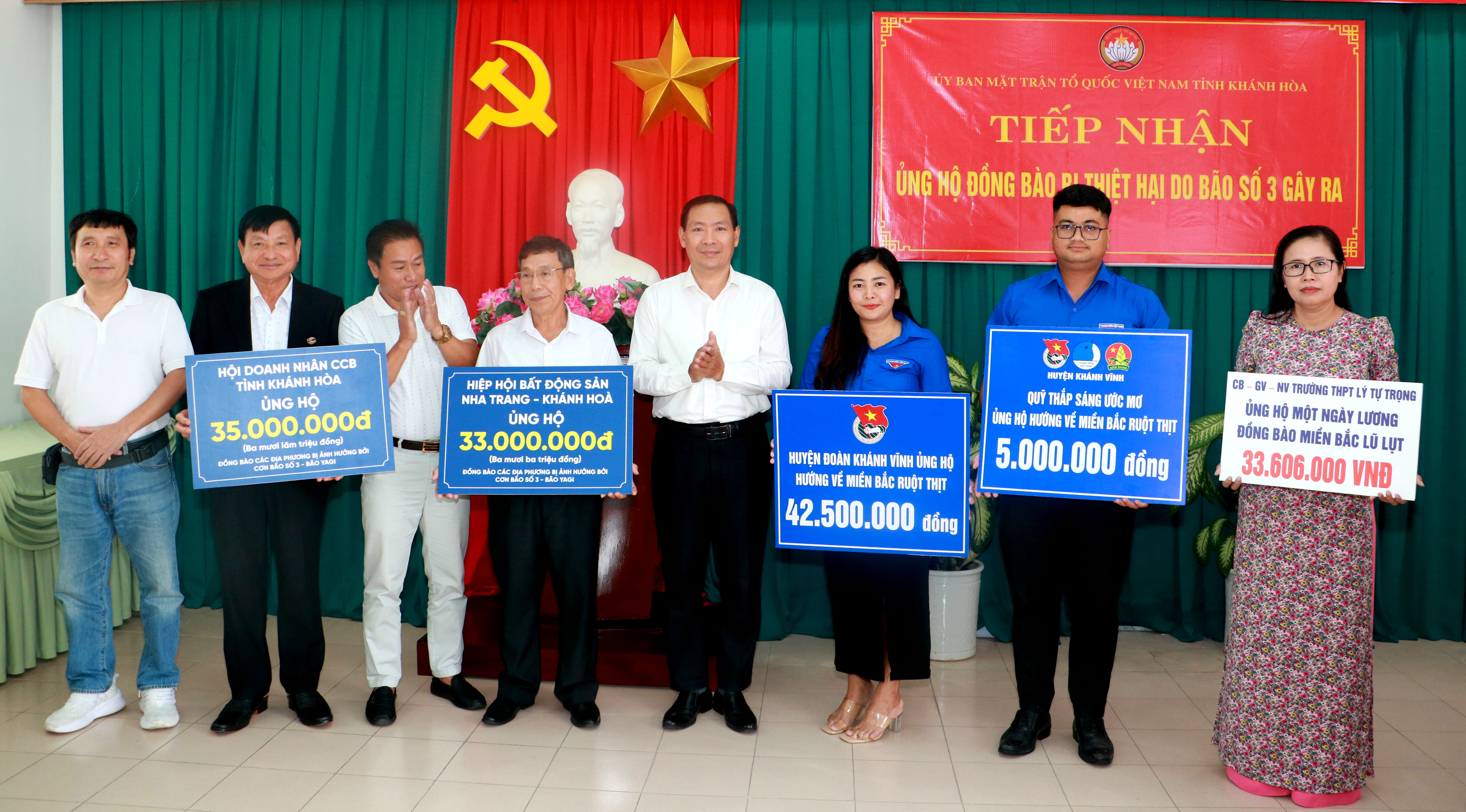 Các tổ chức, đơn vị trao bảng tượng trưng ủng hộ đồng bào bị thiệt hại do bão số 3 