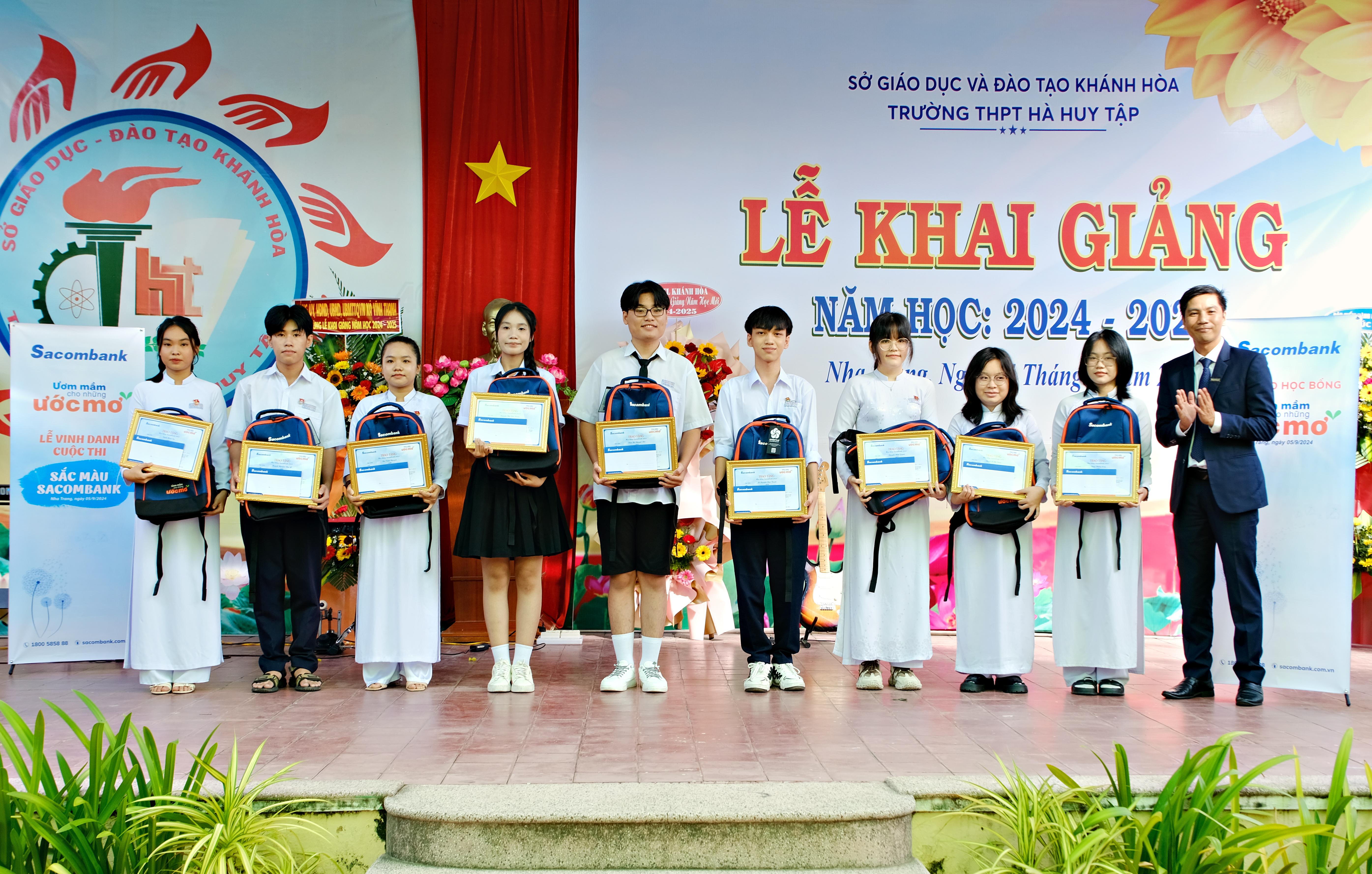 Sacombank dành 164.428.000 đồng trao học bổng “Ươm mầm cho những ước mơ” tại tỉnh Khánh Hòa