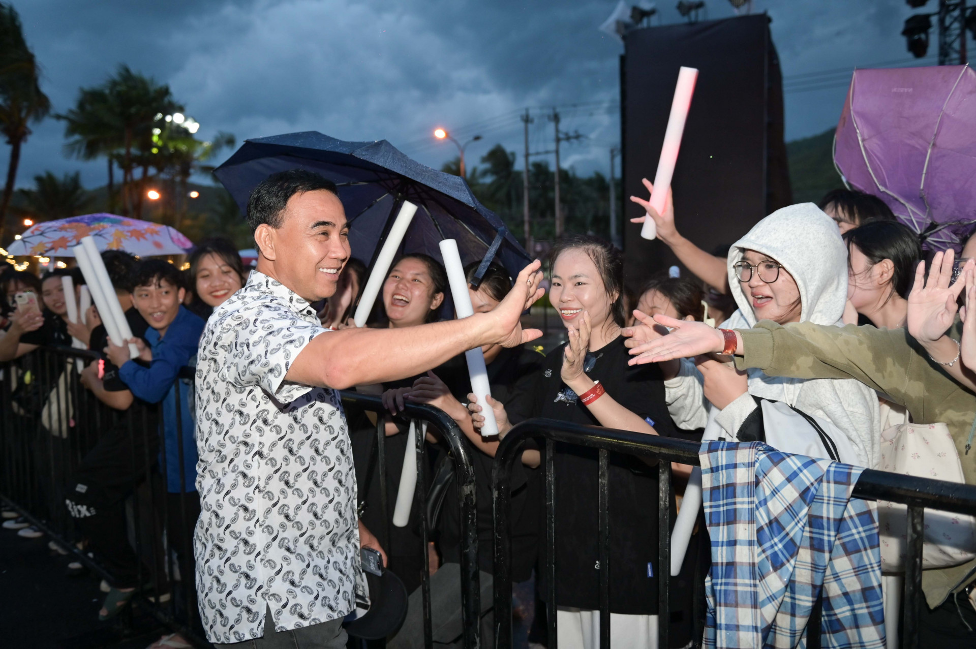 Actor Quyen Linh greet audience at red carpet event

